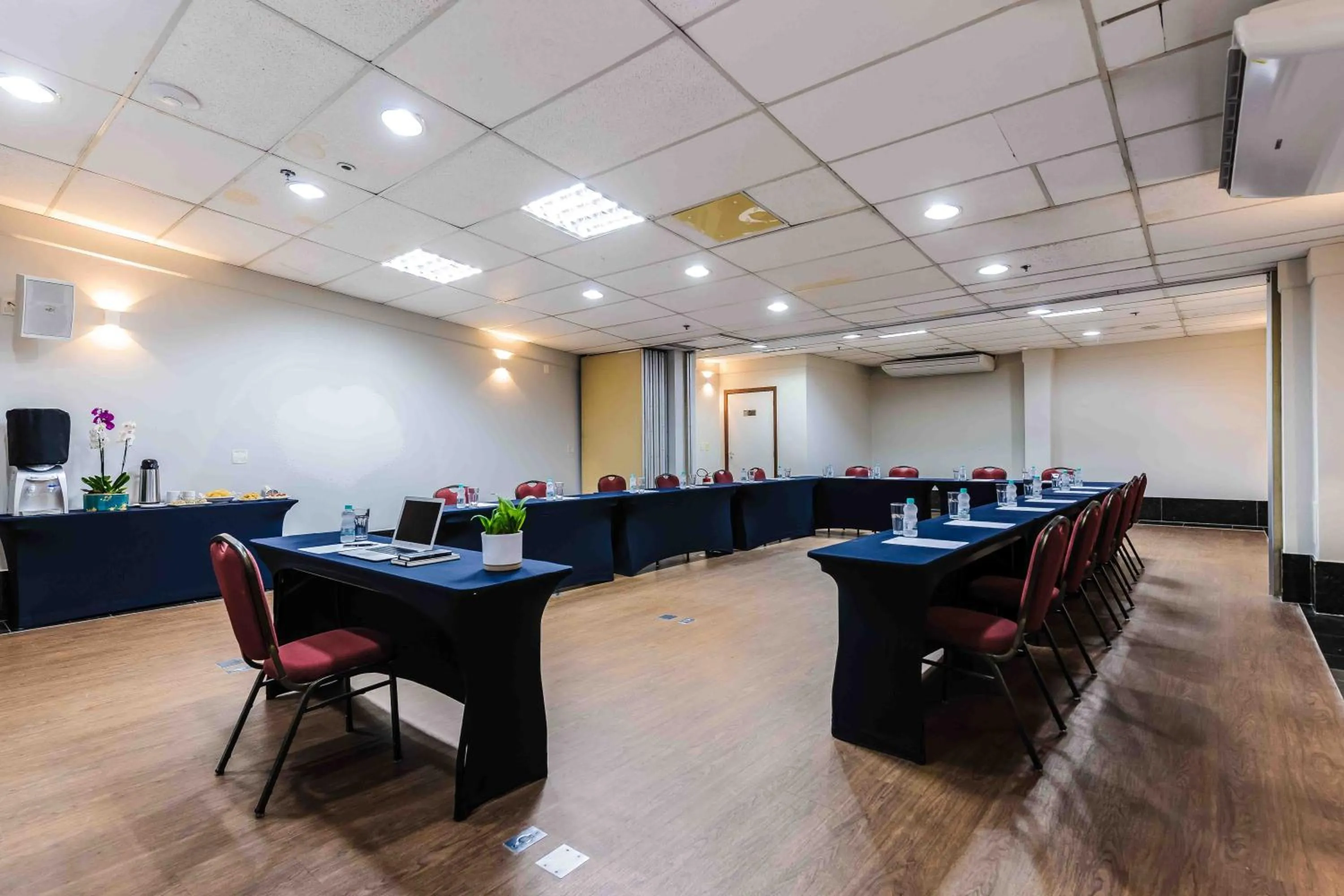 Meeting/conference room in Vitoria Praia Hotel