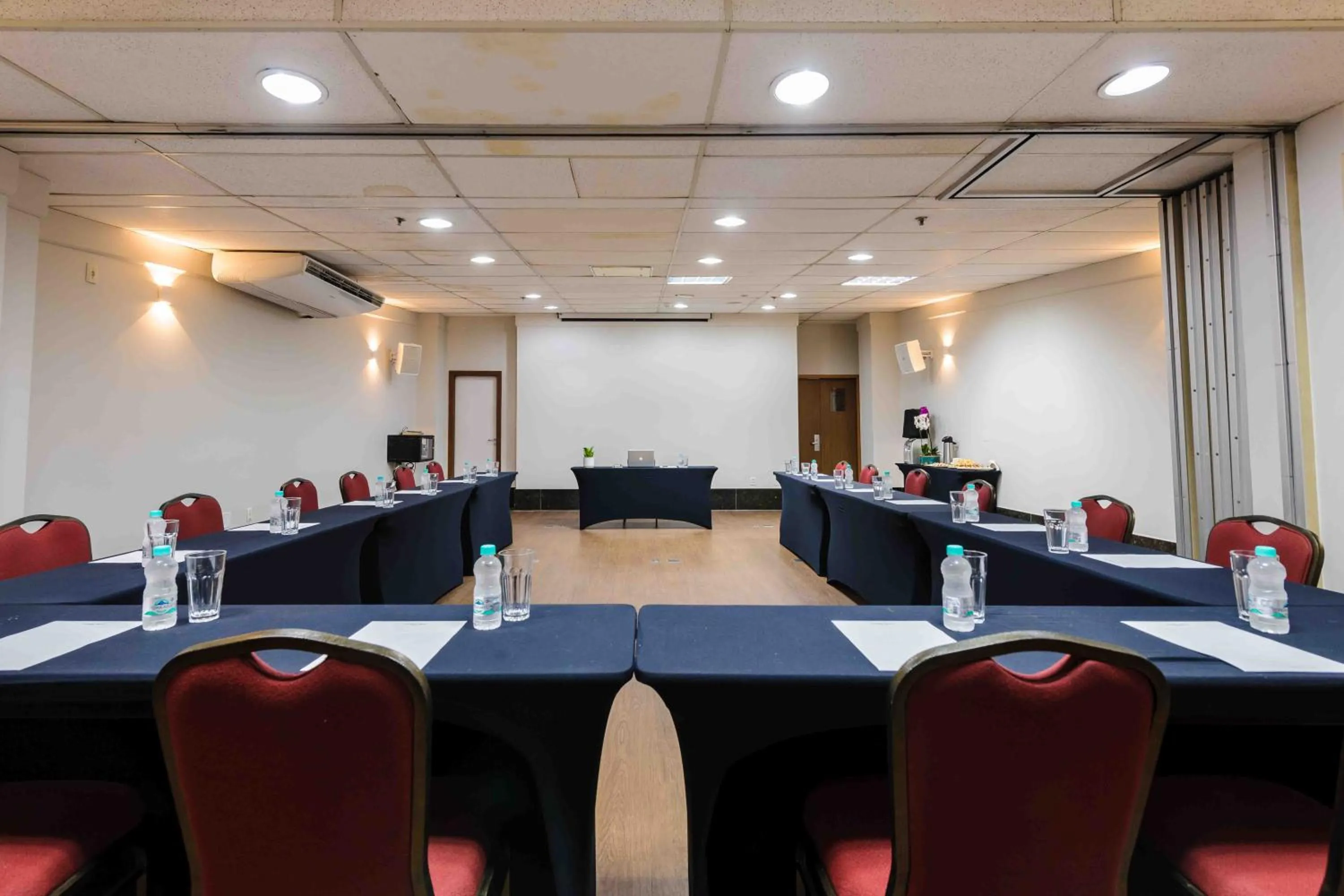 Meeting/conference room in Vitoria Praia Hotel