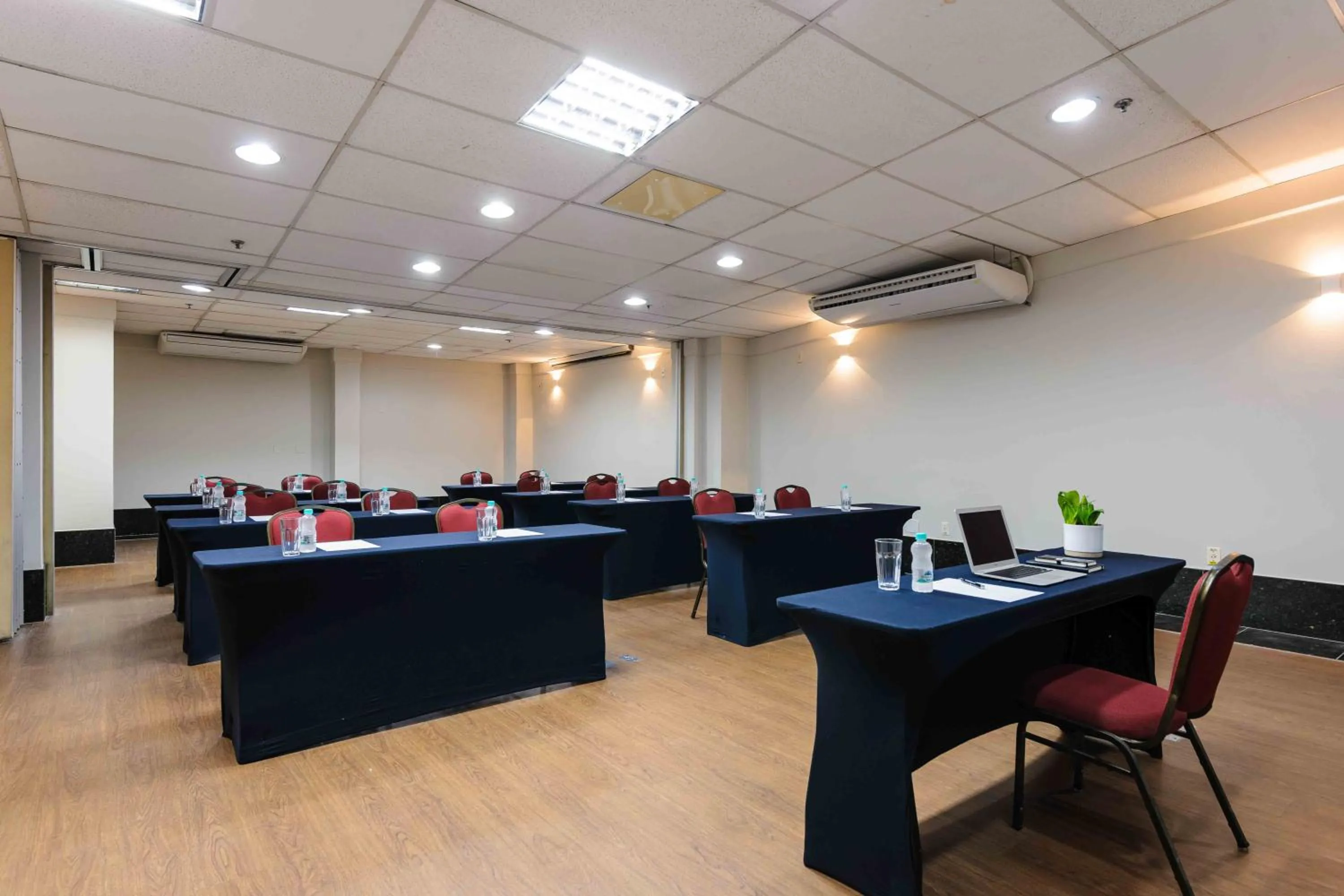 Meeting/conference room in Vitoria Praia Hotel