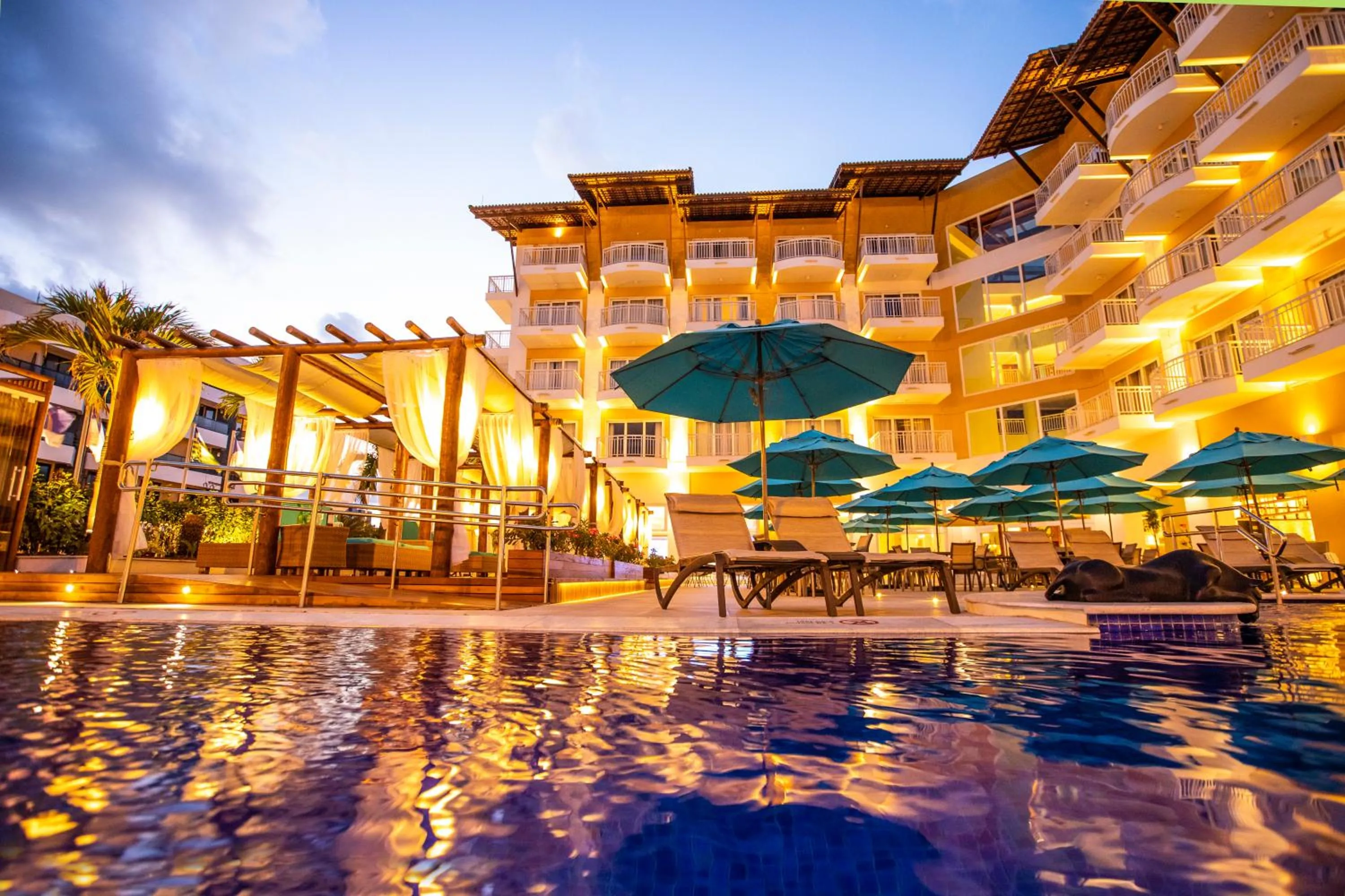 Swimming pool in Vidam Hotel Aracaju - Transamerica Collection