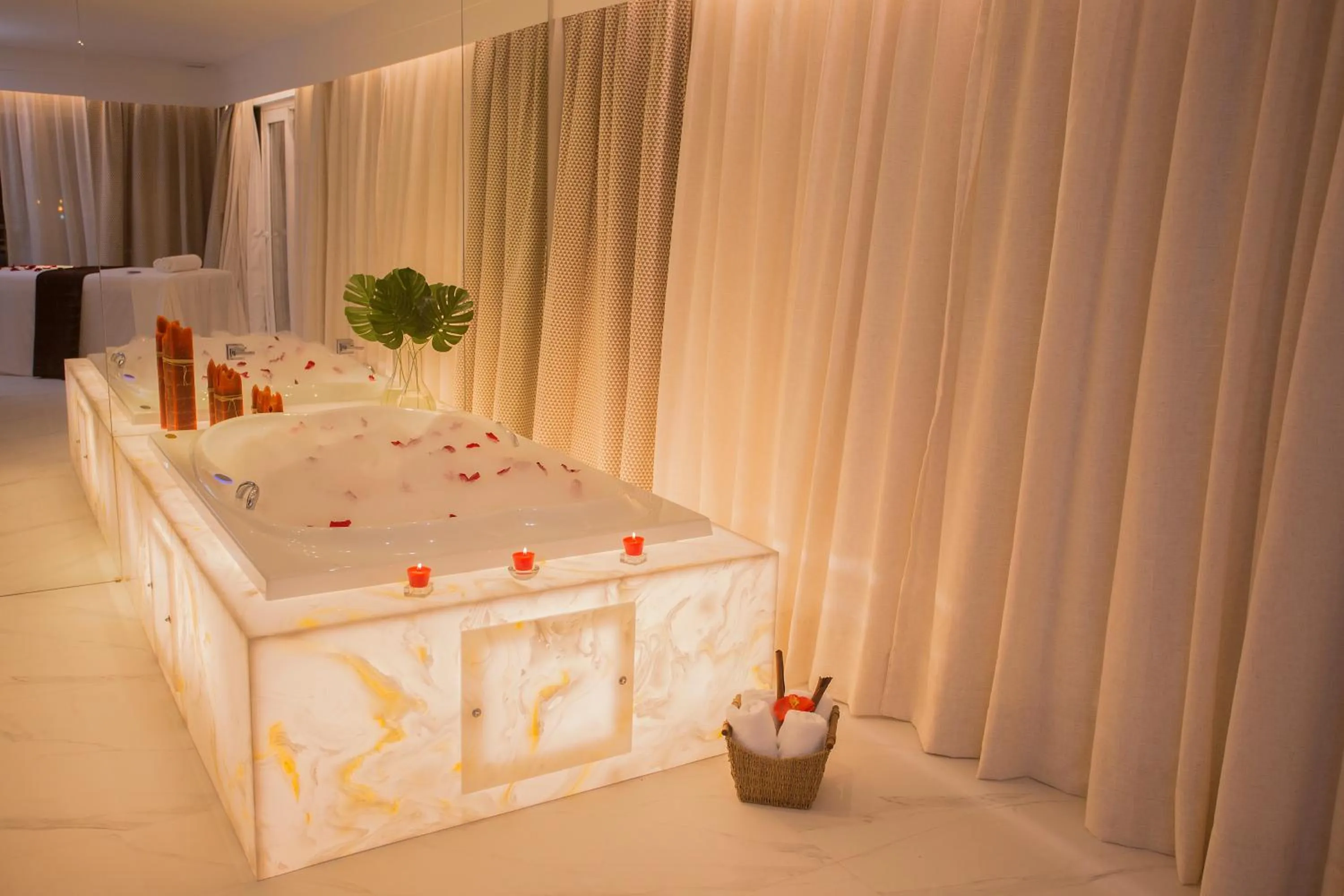 Hot Tub in Vidam Hotel Aracaju - Transamerica Collection