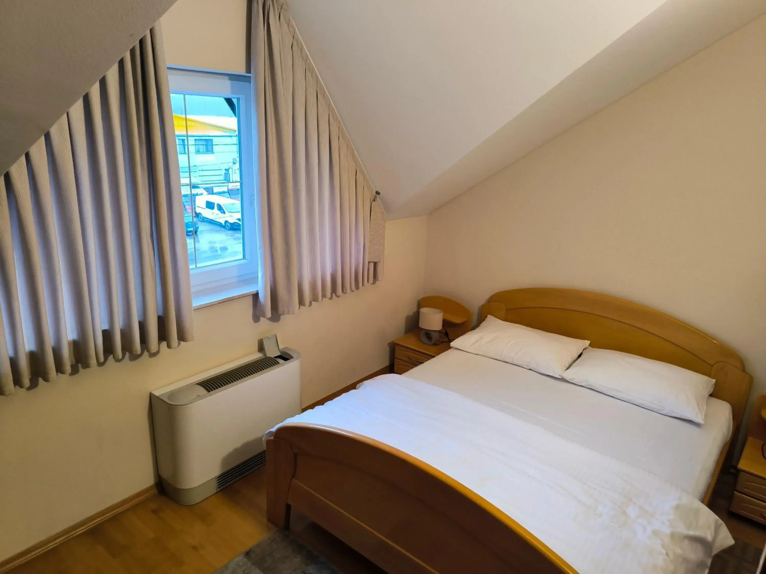 King Room - single occupancy in B&B Gurman King Room - single occupancy in B&B Gurman