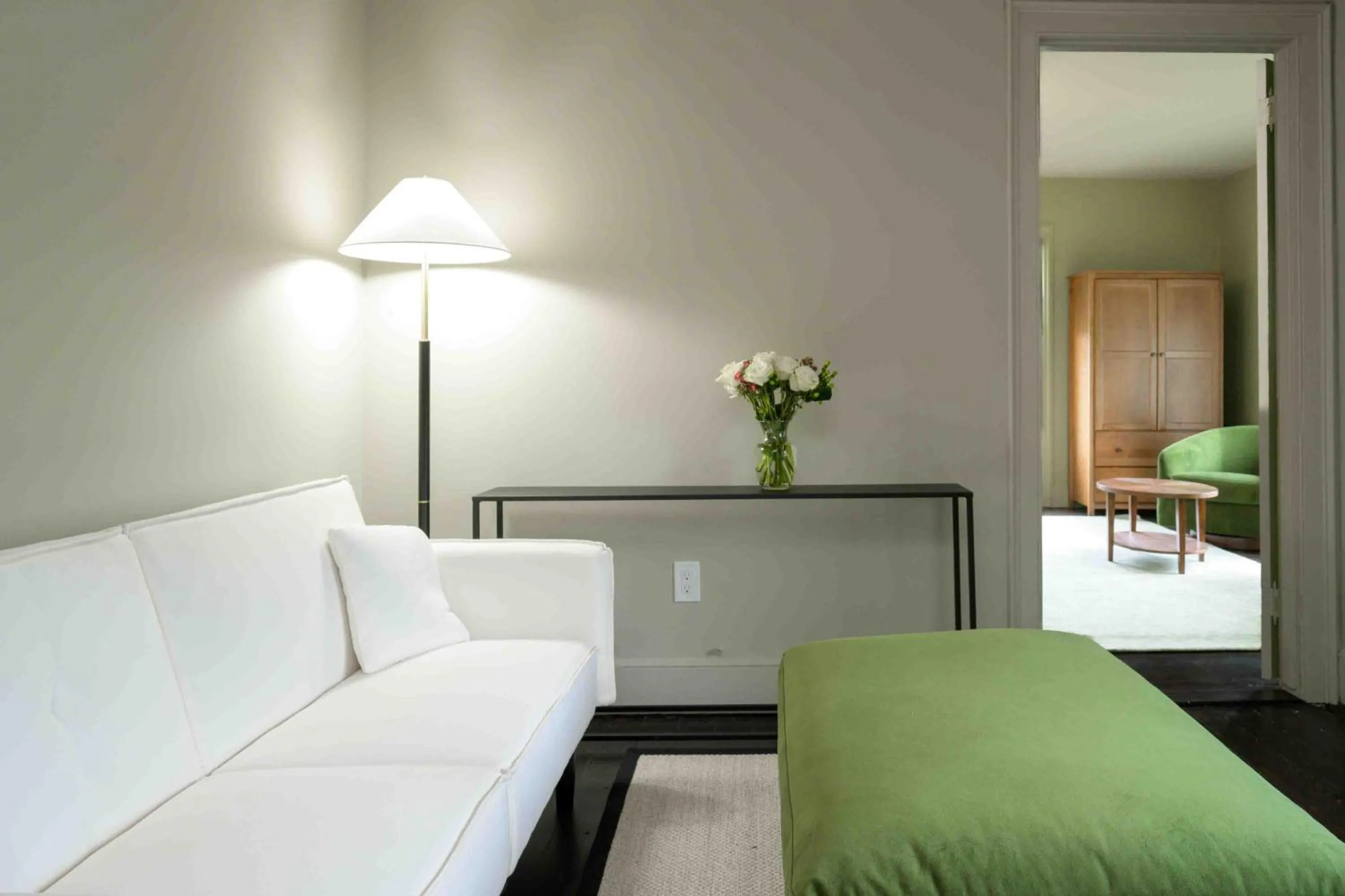 Living room, Bed in Station Inn Pawling