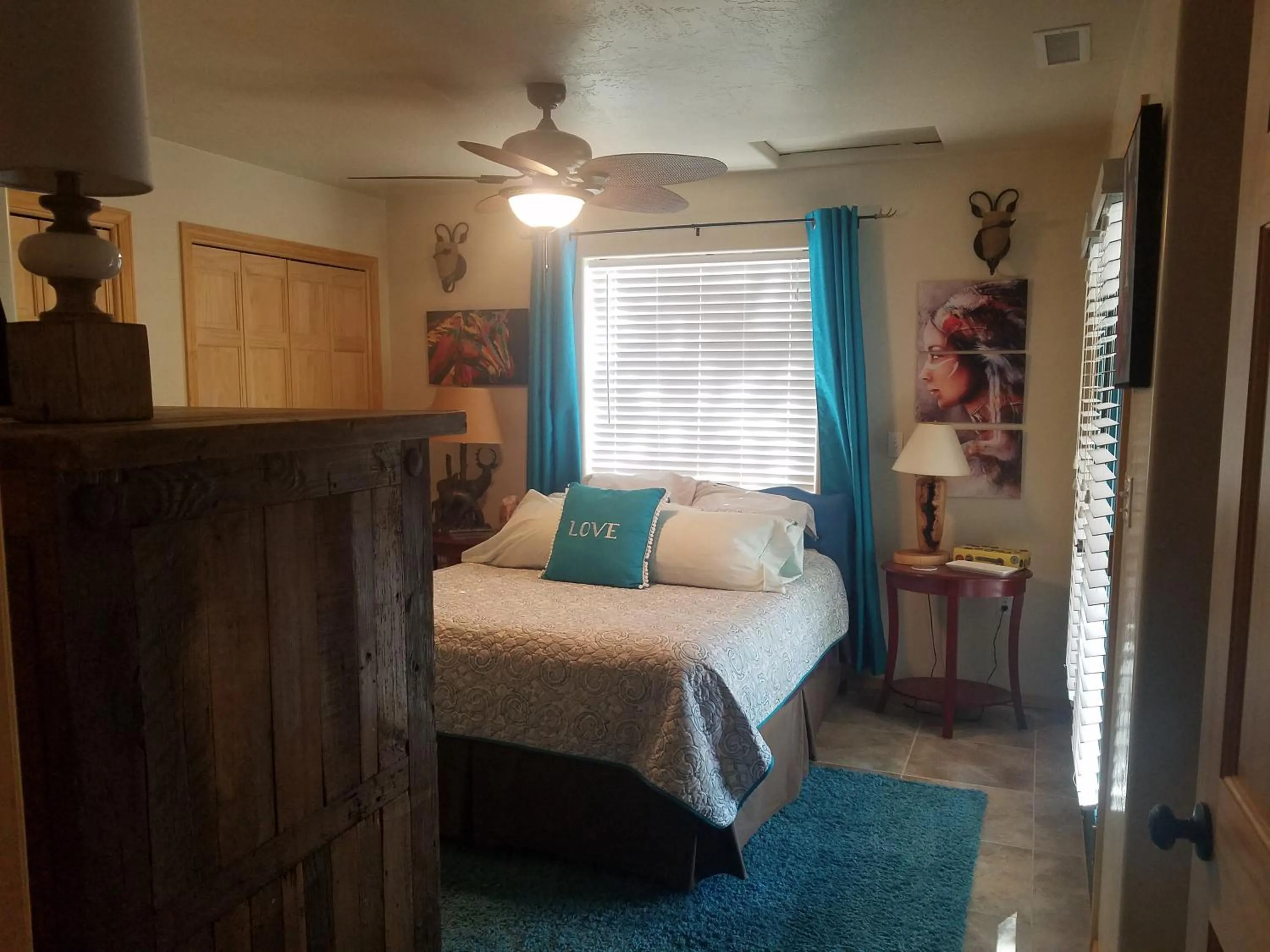 Bedroom, Bed in Grizzly Roadhouse Bed and Breakfast