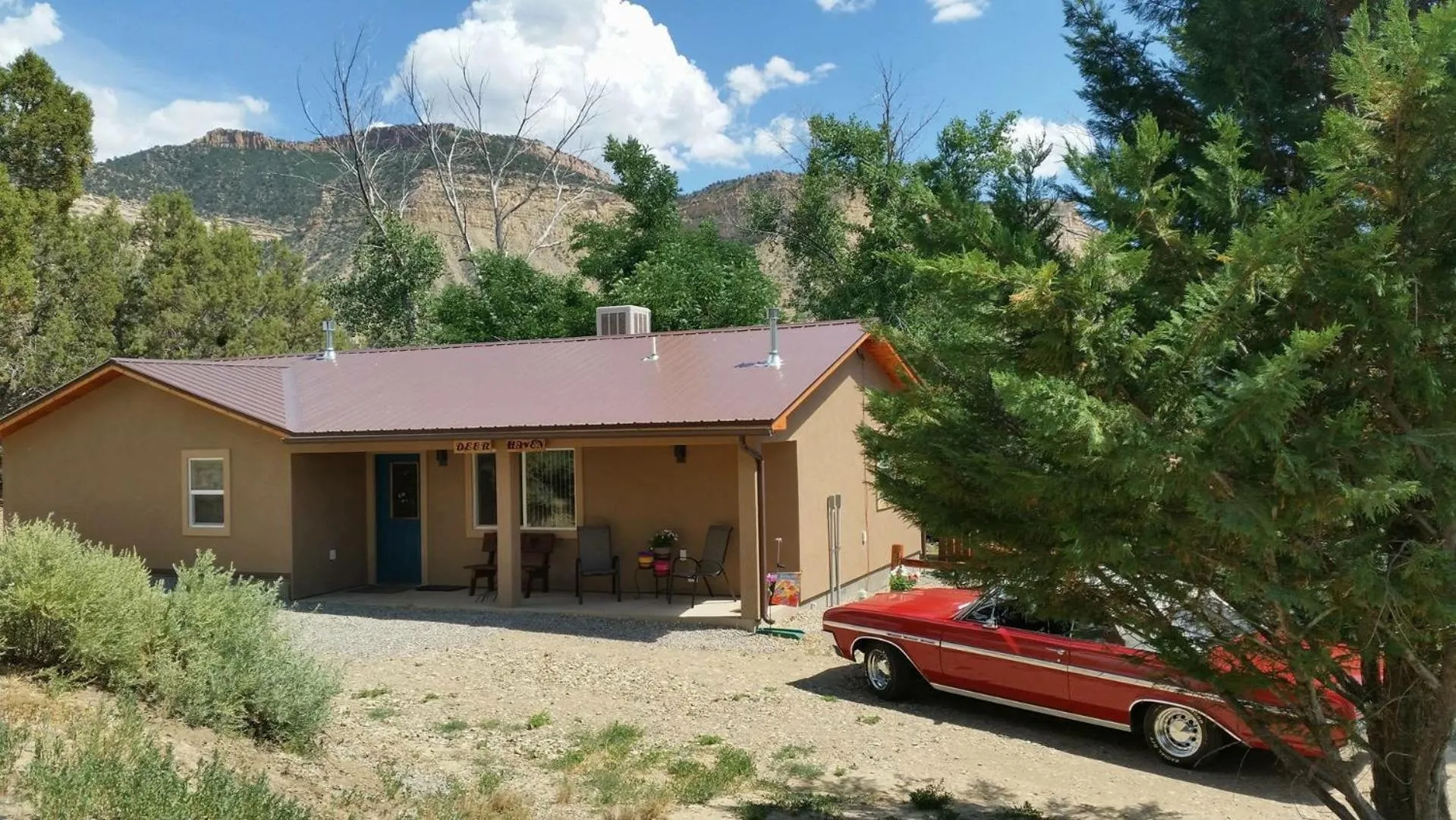 Property building in Grizzly Roadhouse Bed and Breakfast