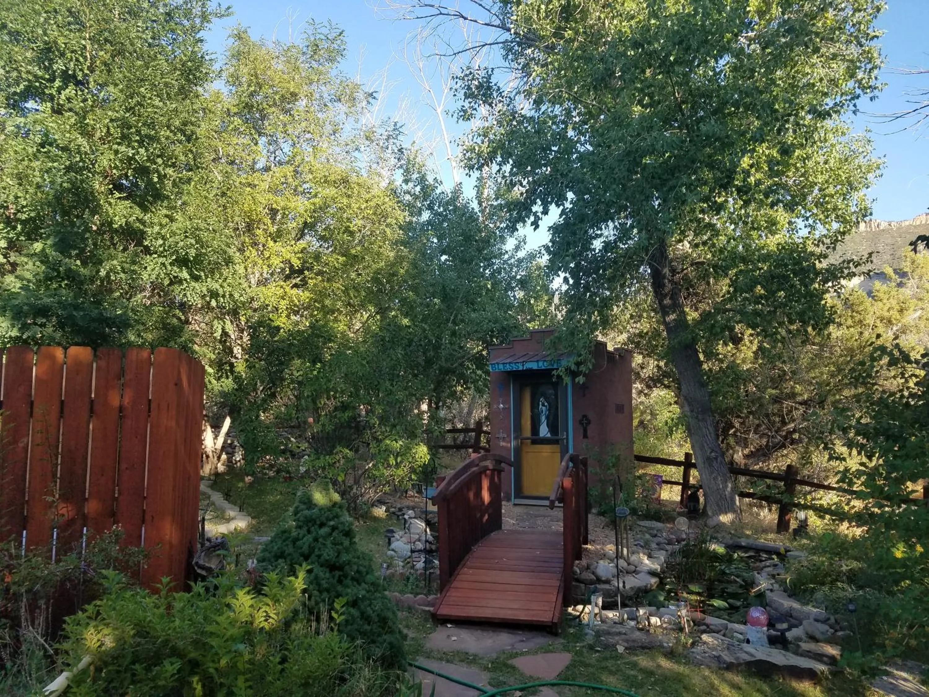 Garden in Grizzly Roadhouse Bed and Breakfast