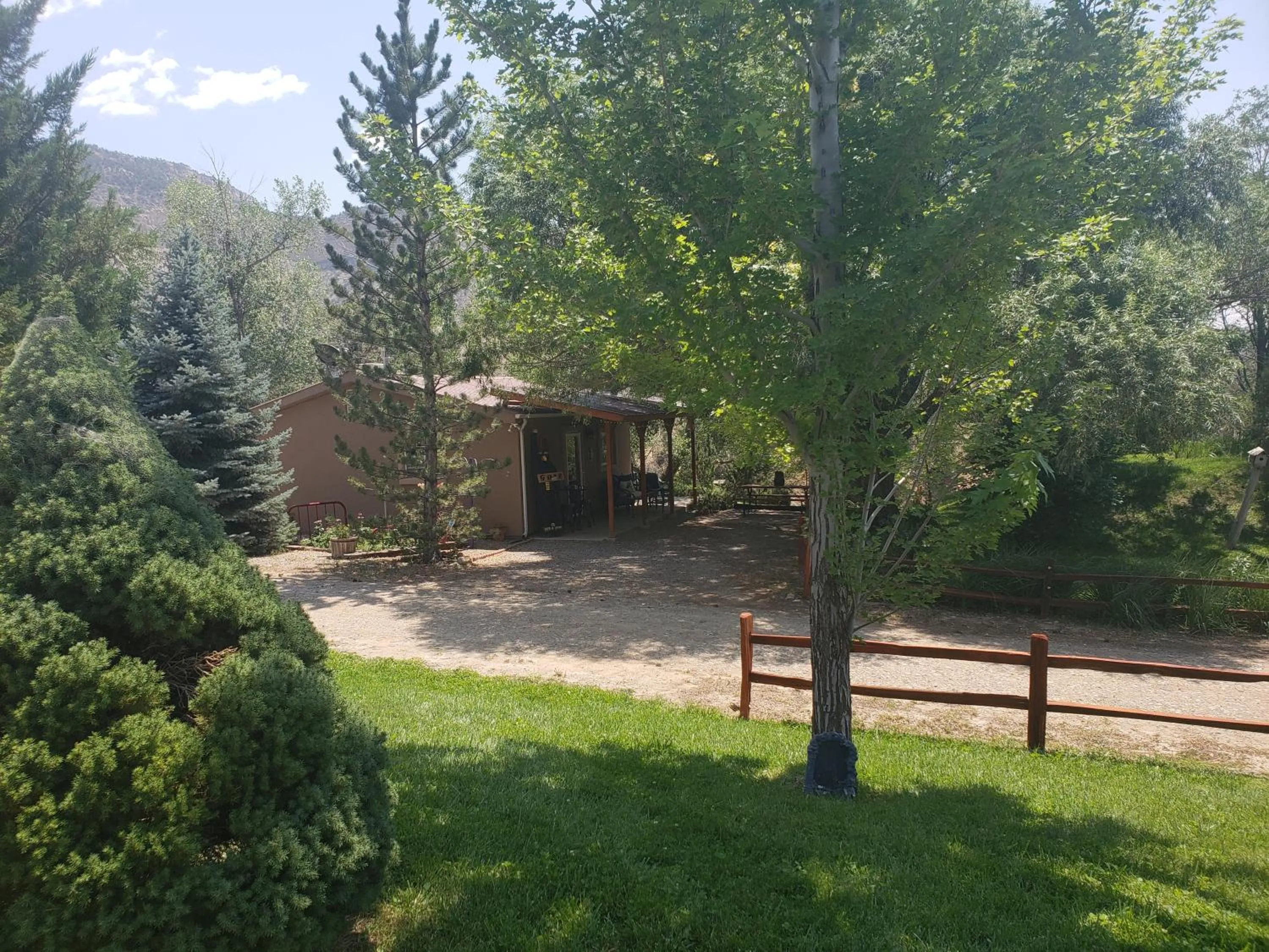 Property building in Grizzly Roadhouse Bed and Breakfast