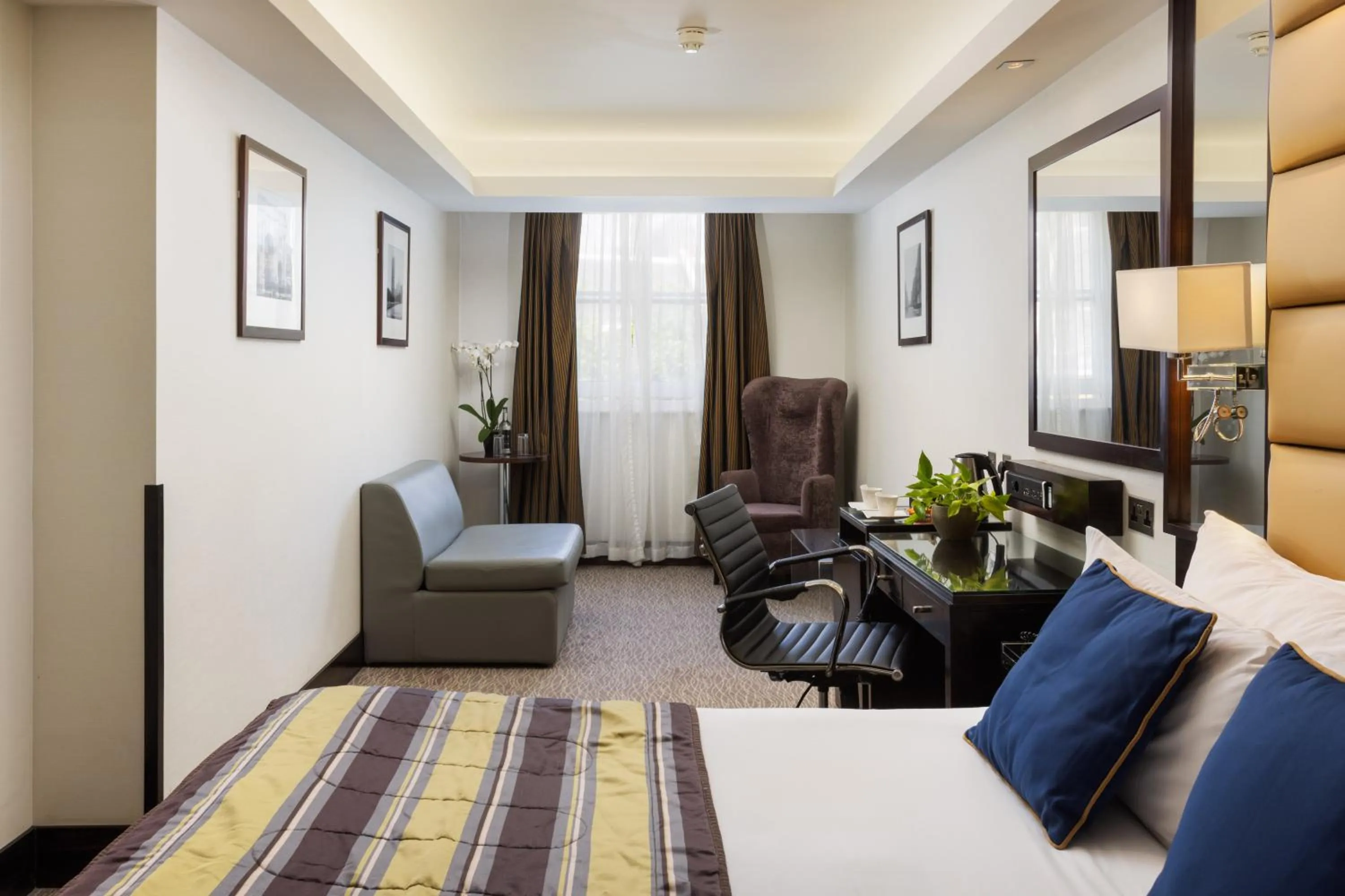 Bed in Park Grand Mayfair