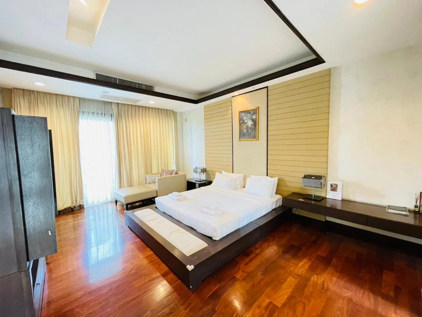 Photo of the whole room, Bed in Royal Sammuk Villa
