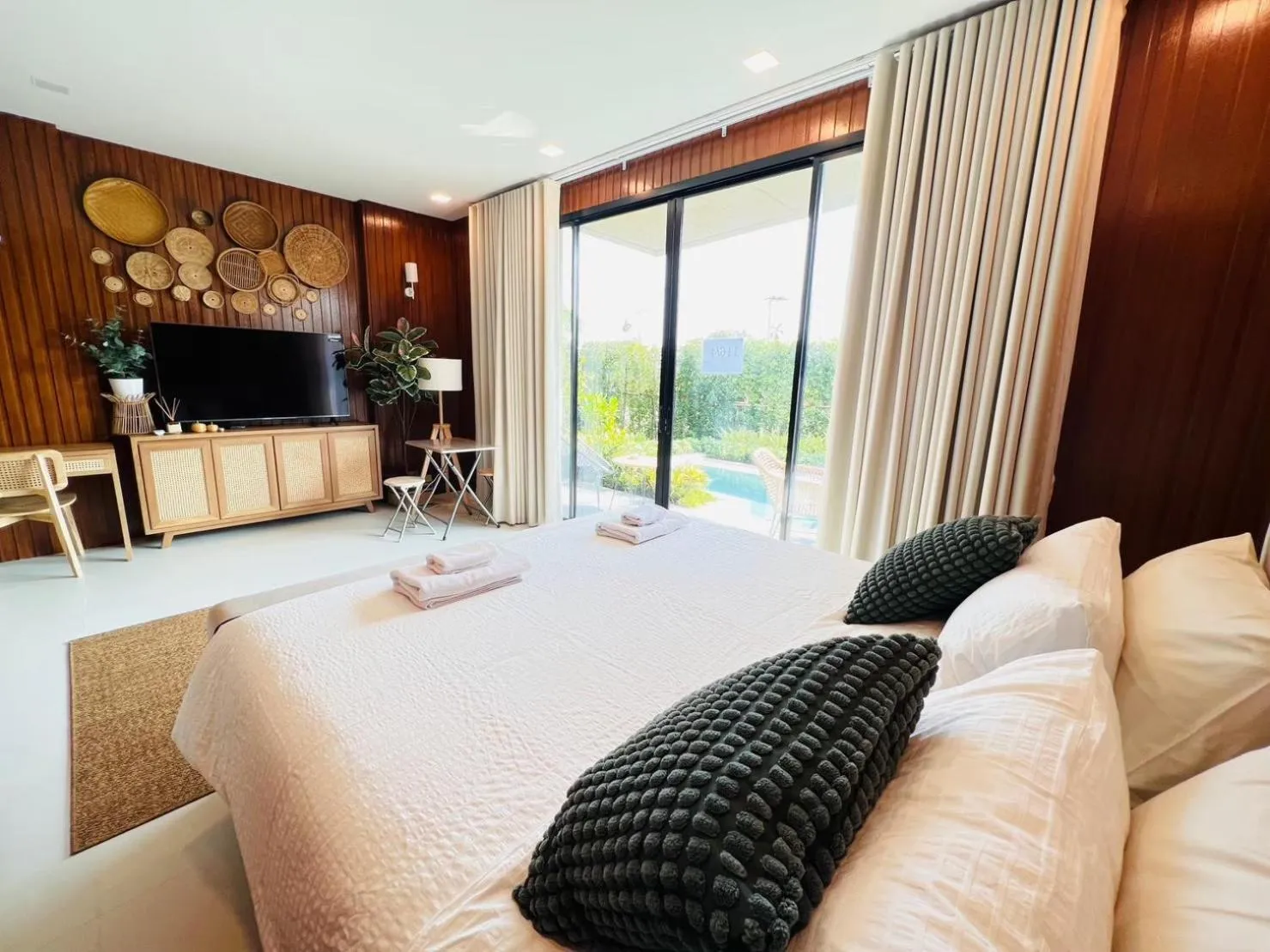 Photo of the whole room, Bed in Royal Sammuk Villa