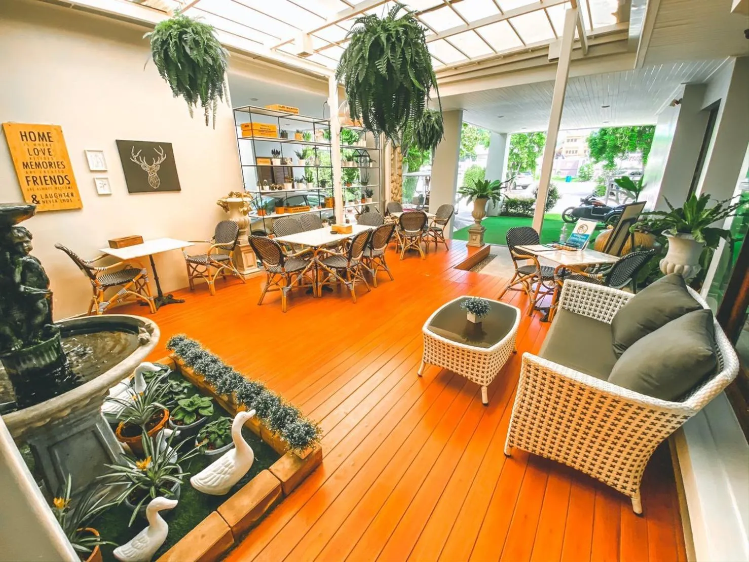 Restaurant/places to eat in Royal Sammuk Villa