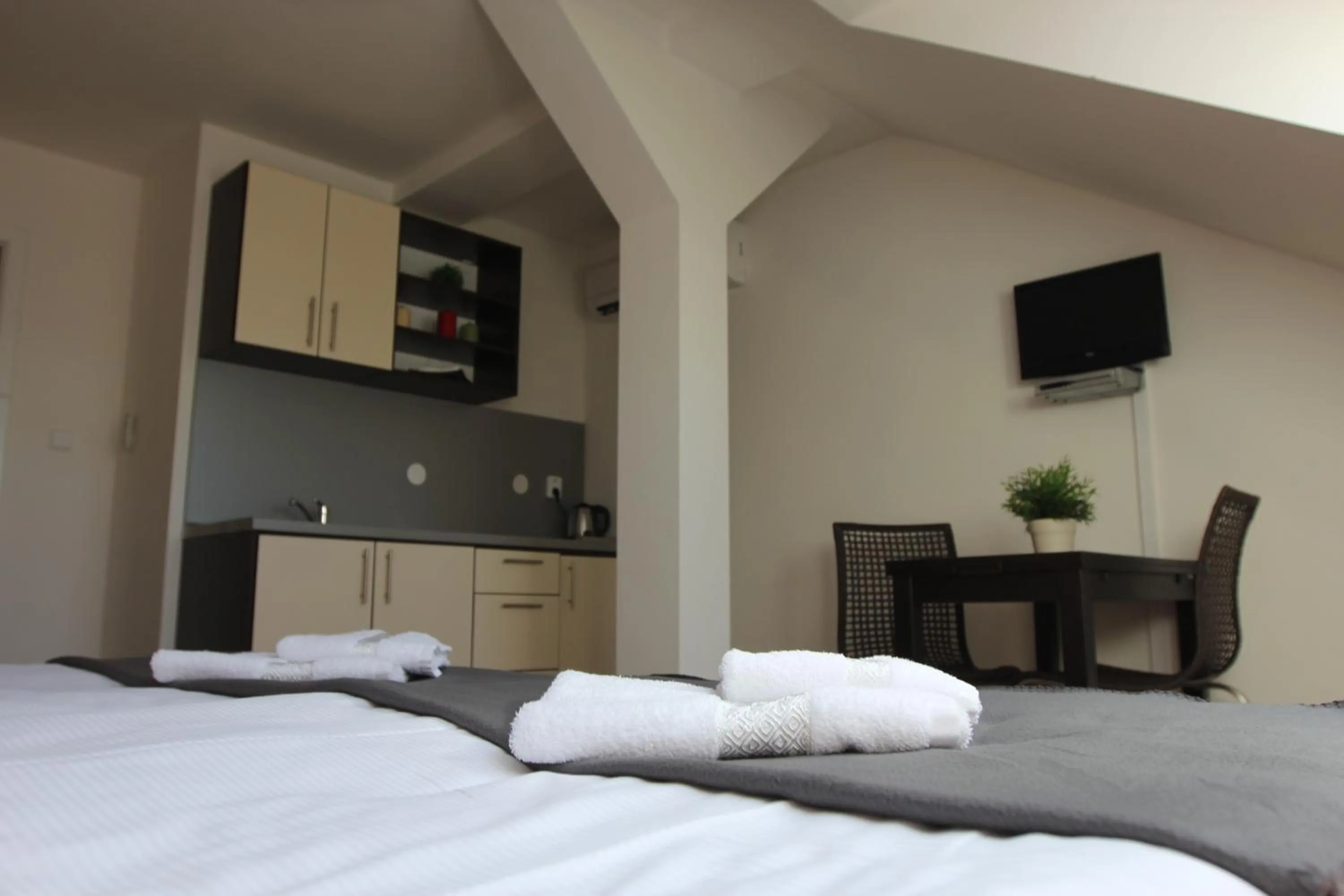 Photo of the whole room, Bed in Residence Vysta