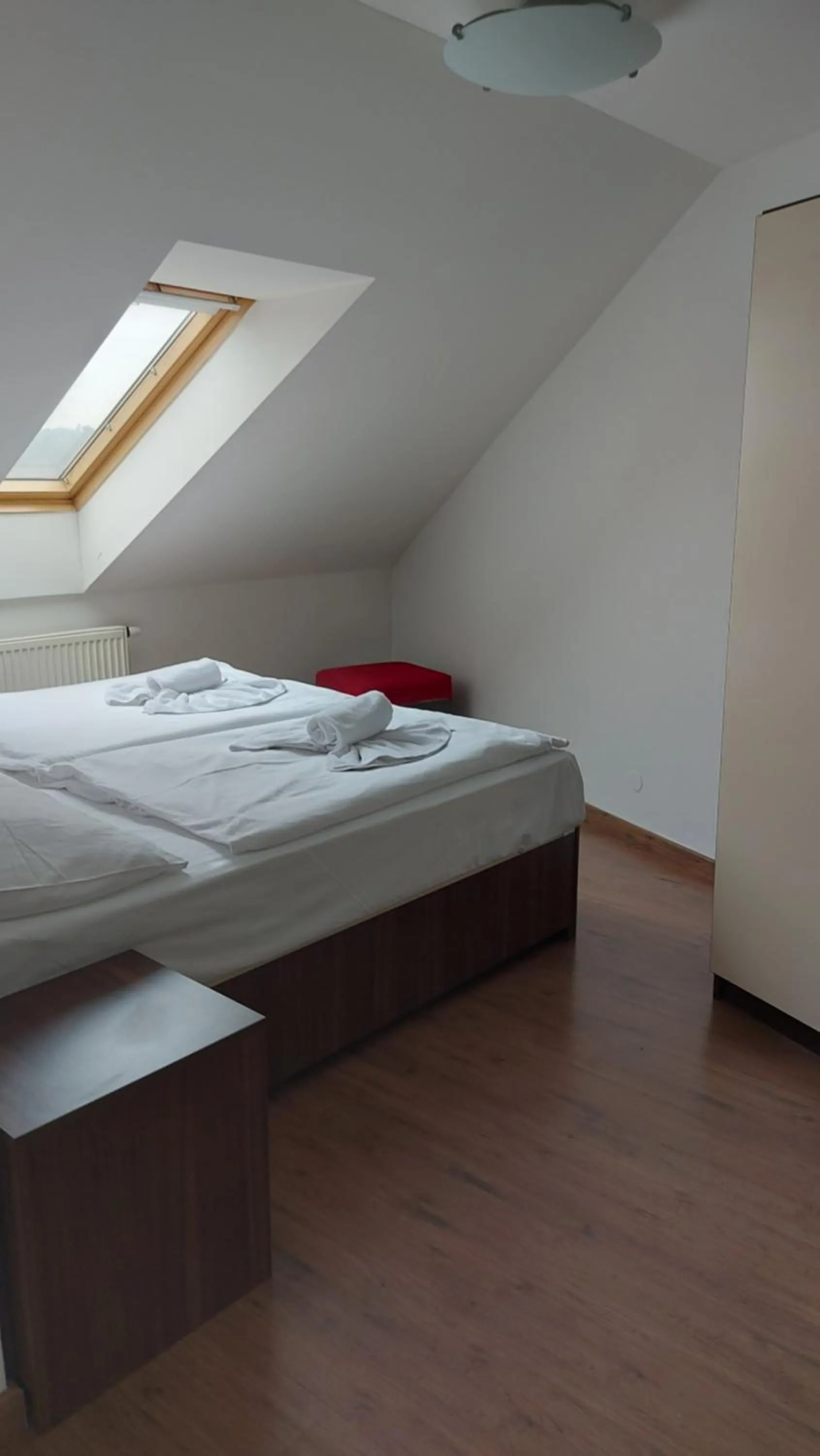 Photo of the whole room, Bed in Residence Vysta