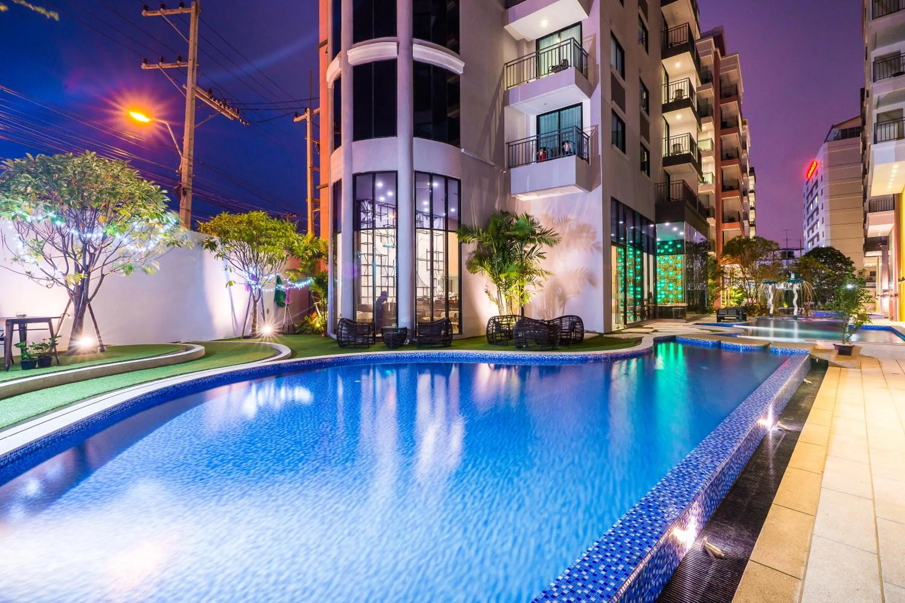 Swimming pool in Citrus Grande Hotel Pattaya by Compass Hospitality