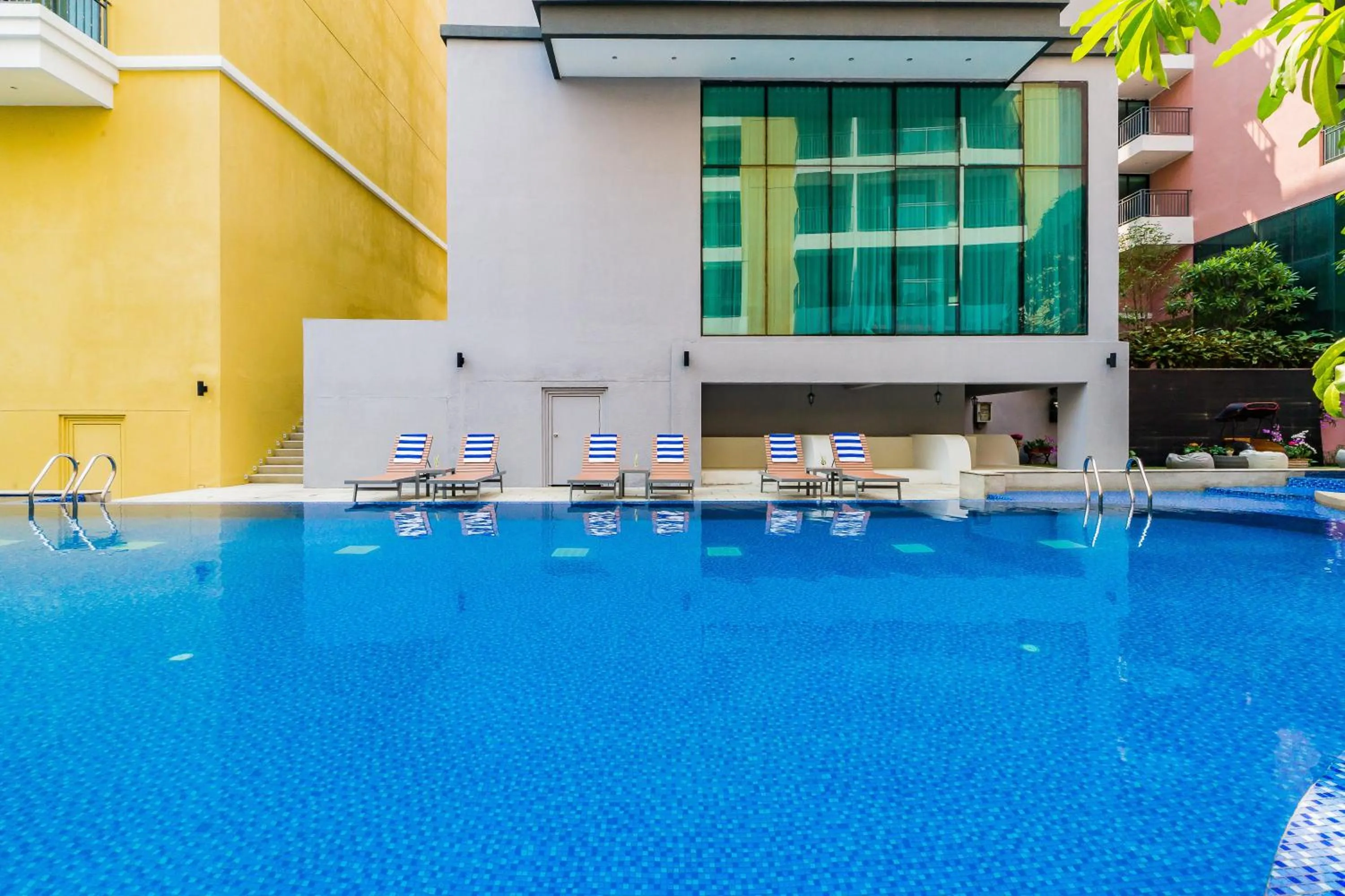 Swimming pool in Citrus Grande Hotel Pattaya by Compass Hospitality