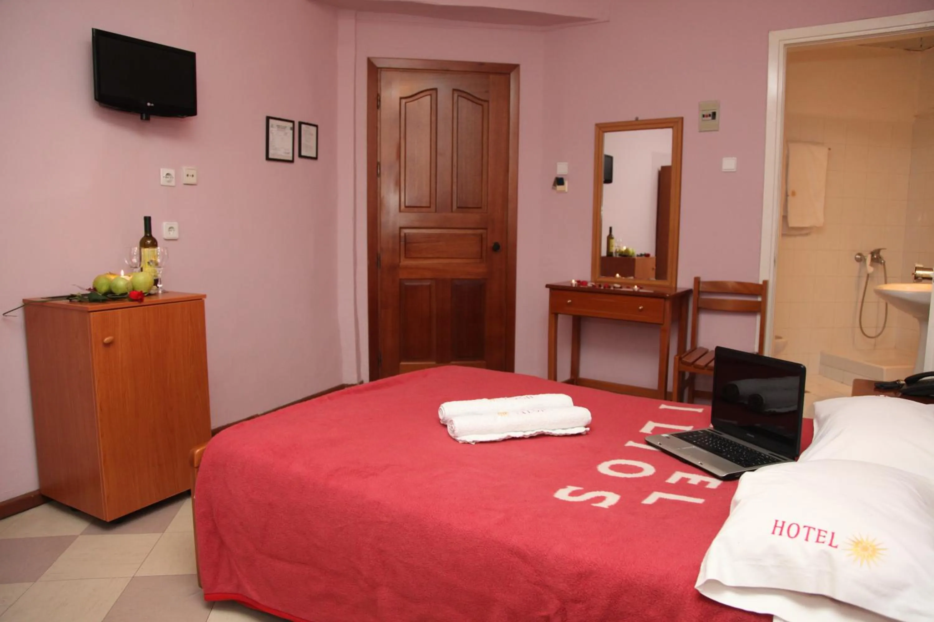 Photo of the whole room, Bed in Ilios