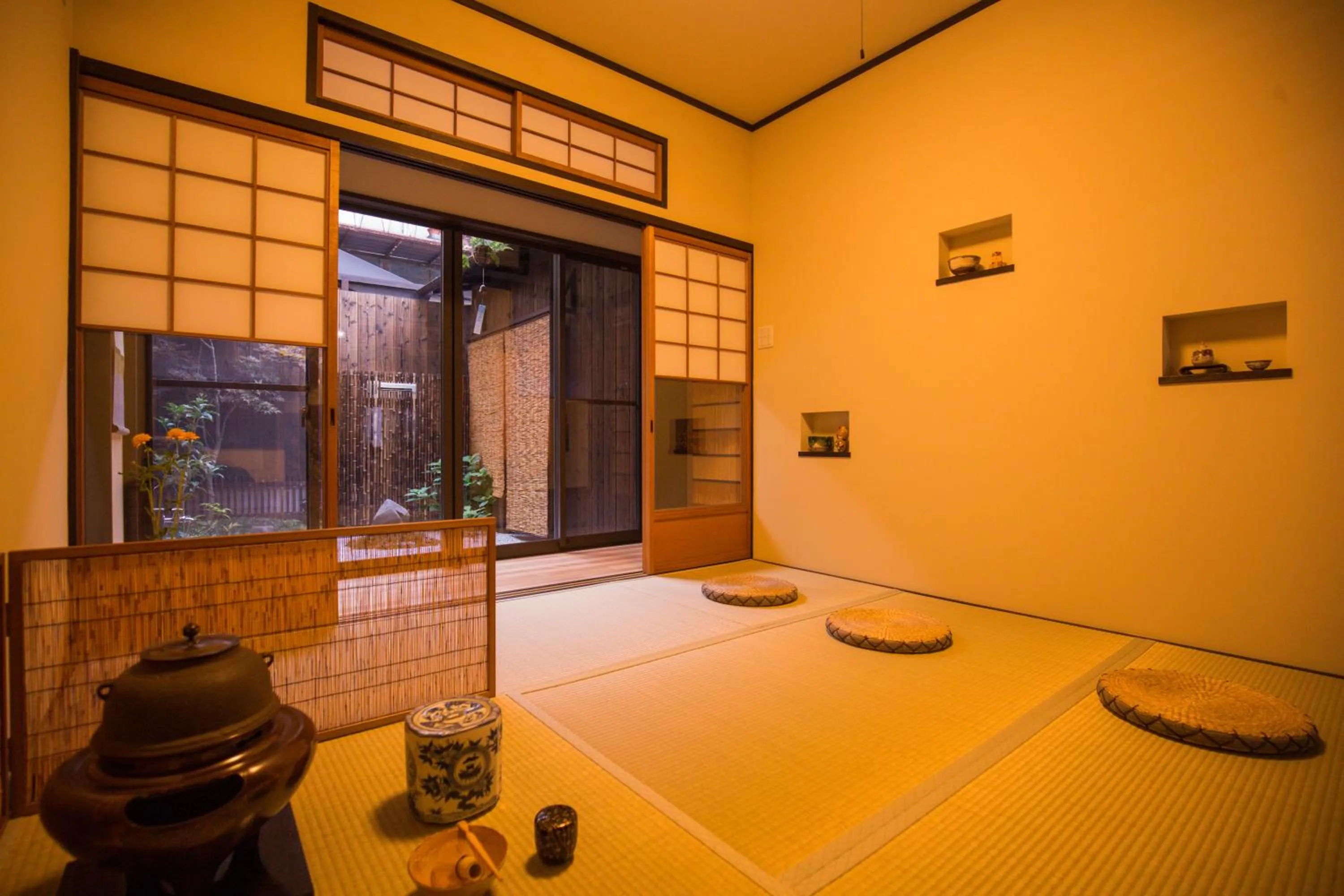 Bed in Kyomachi Yumeji