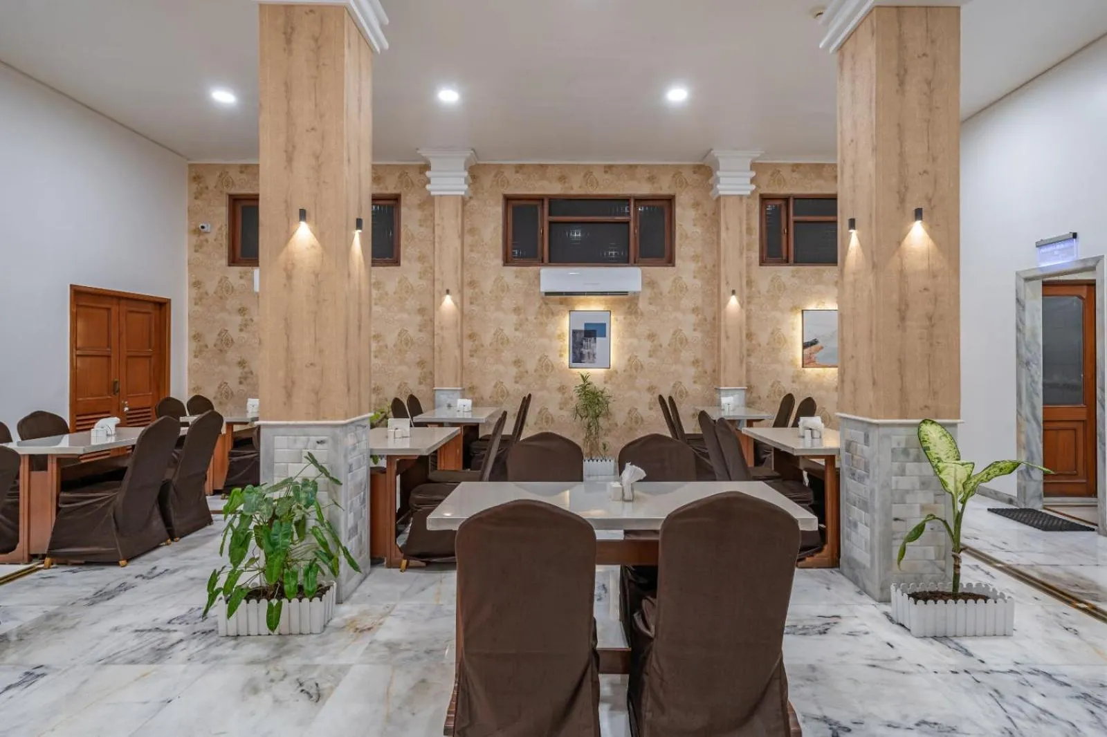 Restaurant/places to eat in Hotel Apex