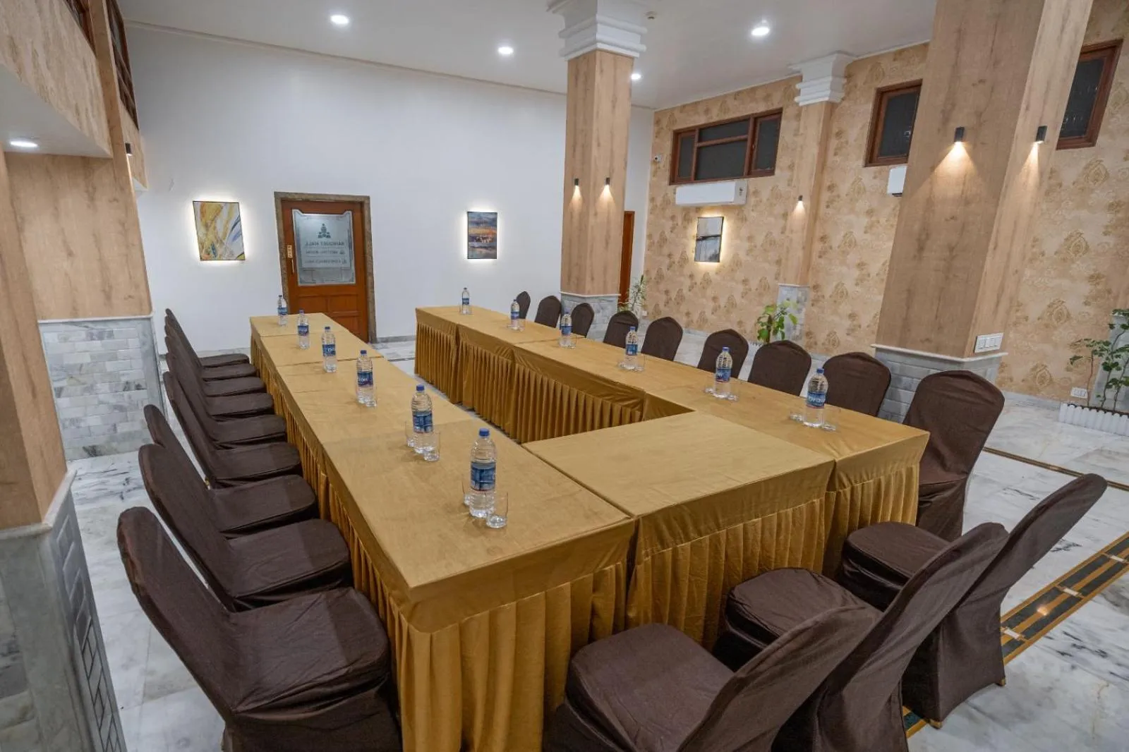 Restaurant/places to eat in Hotel Apex