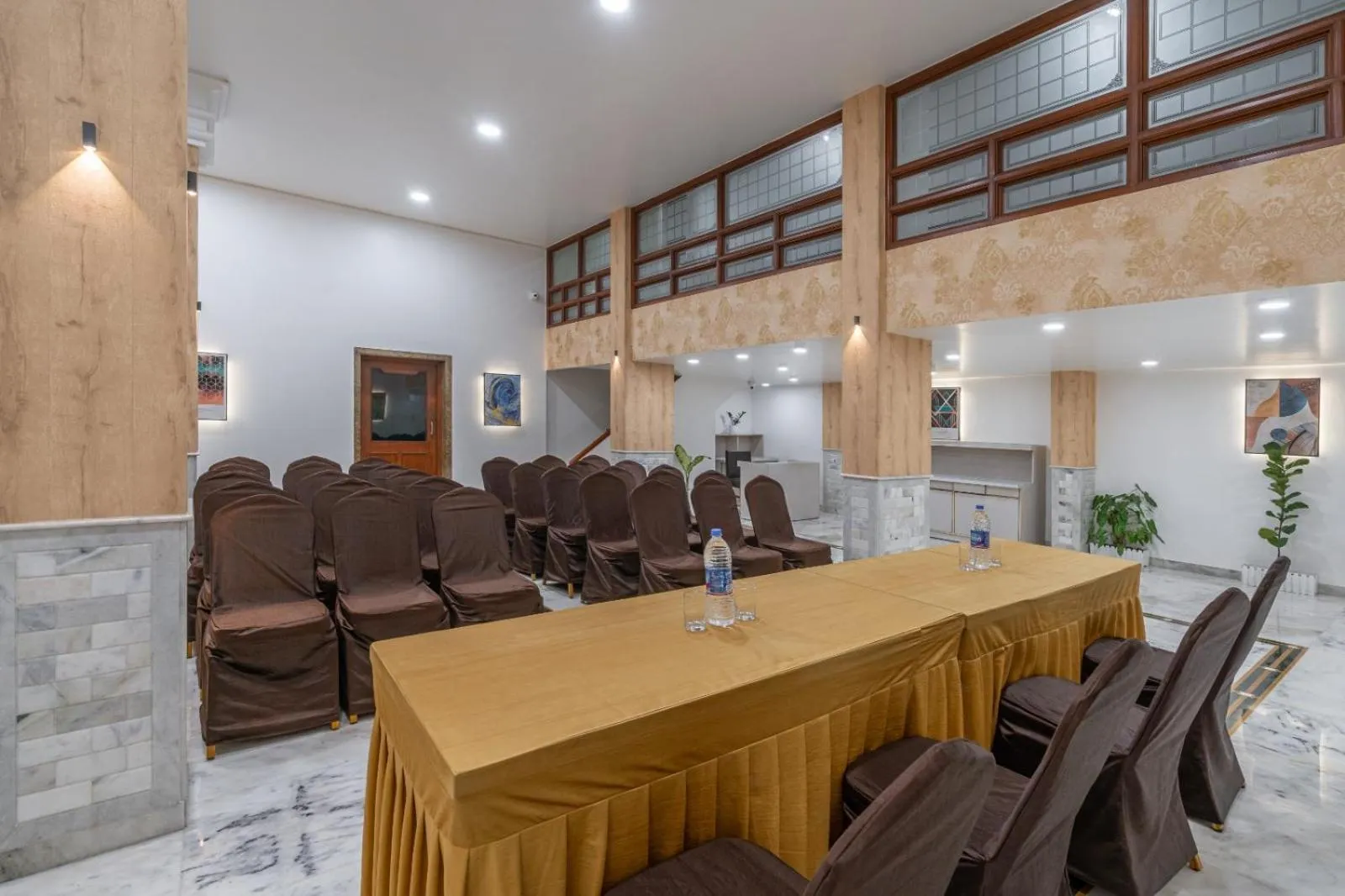 Restaurant/places to eat in Hotel Apex