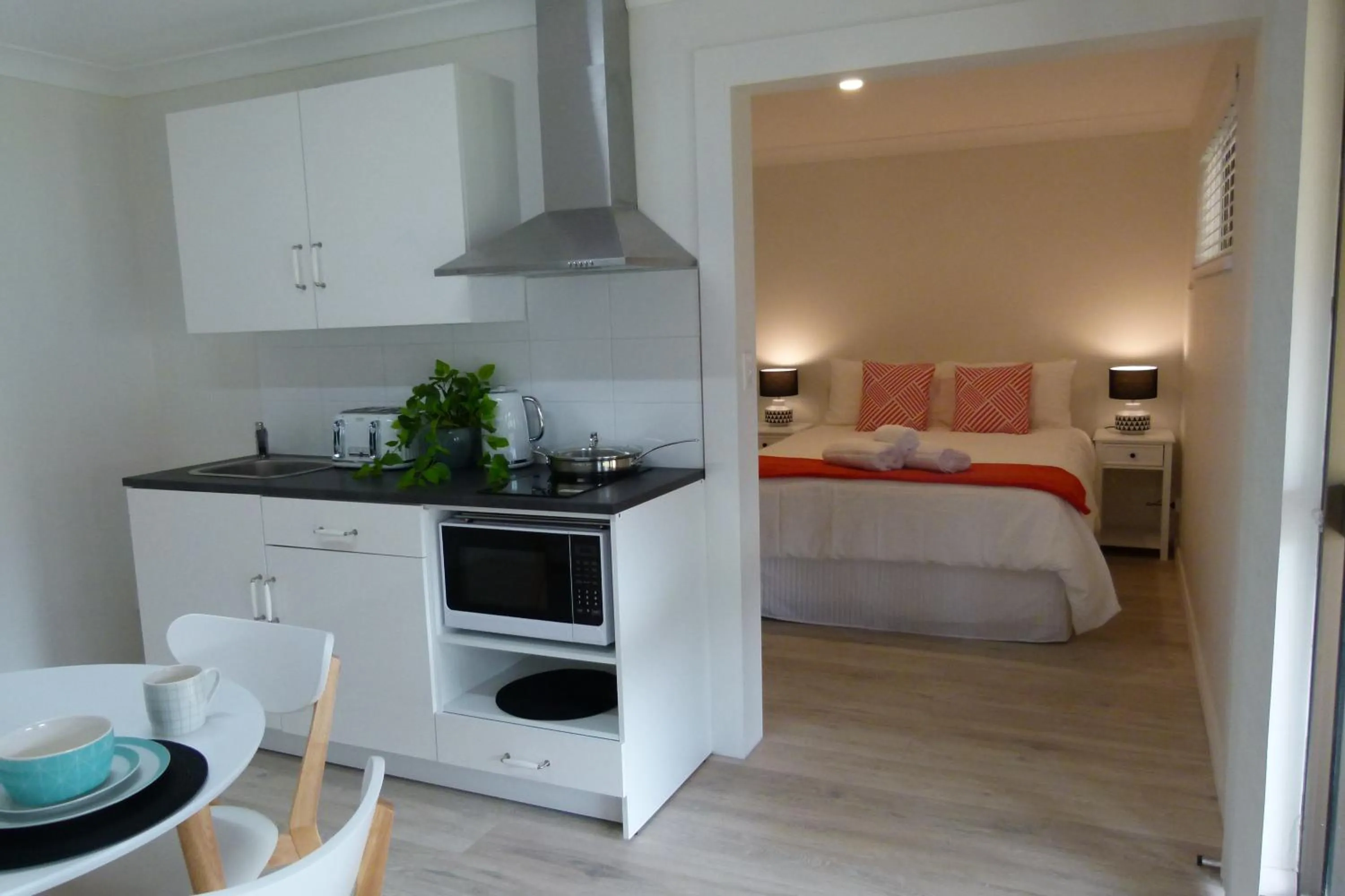 Kitchen or kitchenette, Bed in The Sanctuary at Paradise Beach B&B