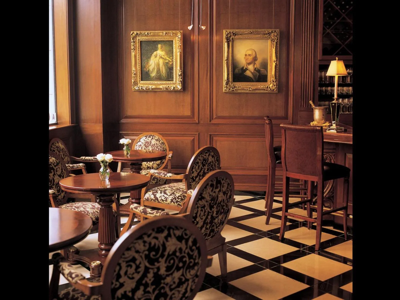 Restaurant/places to eat in Market Pavilion Hotel