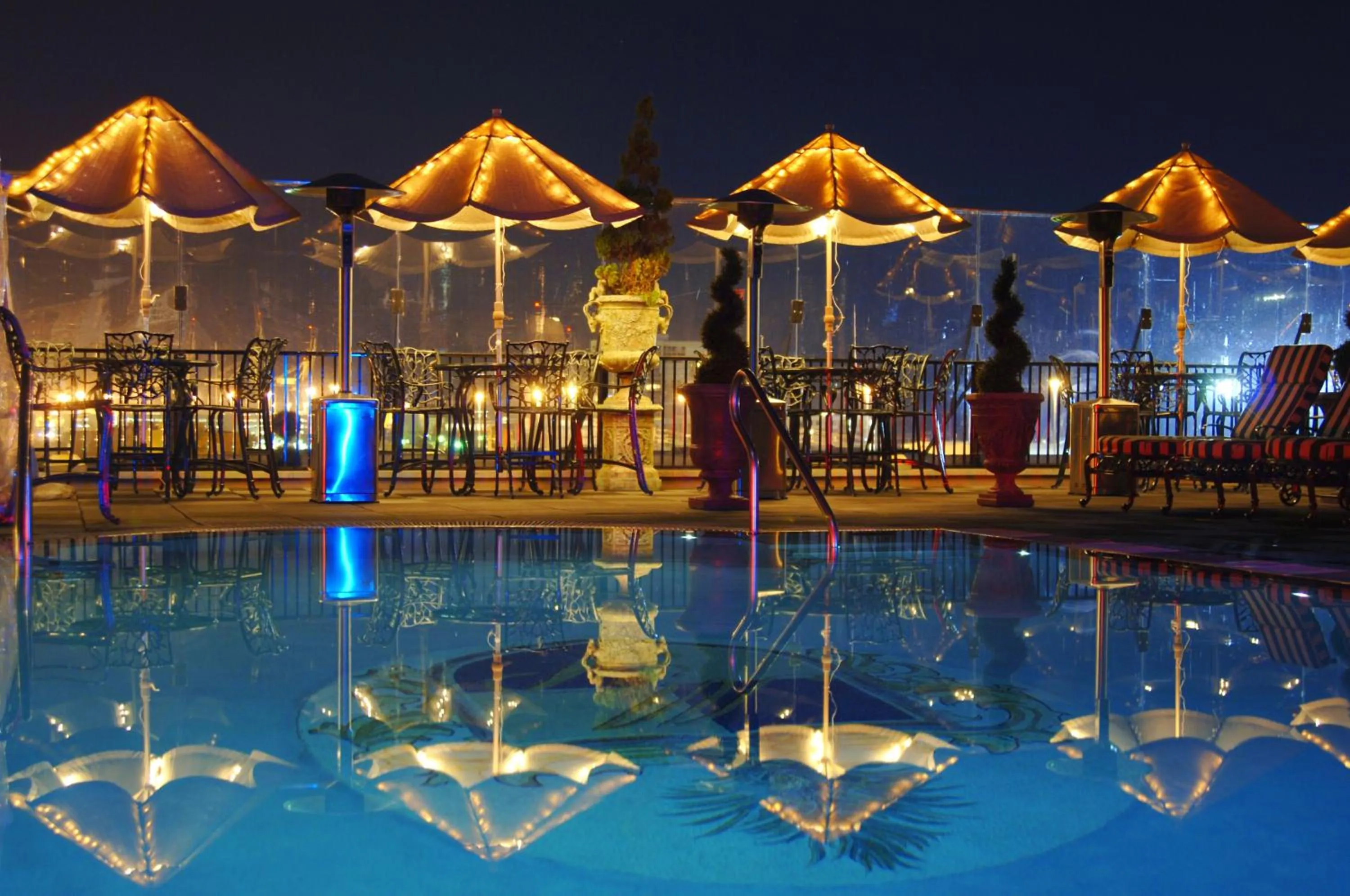 Lounge or bar in Market Pavilion Hotel