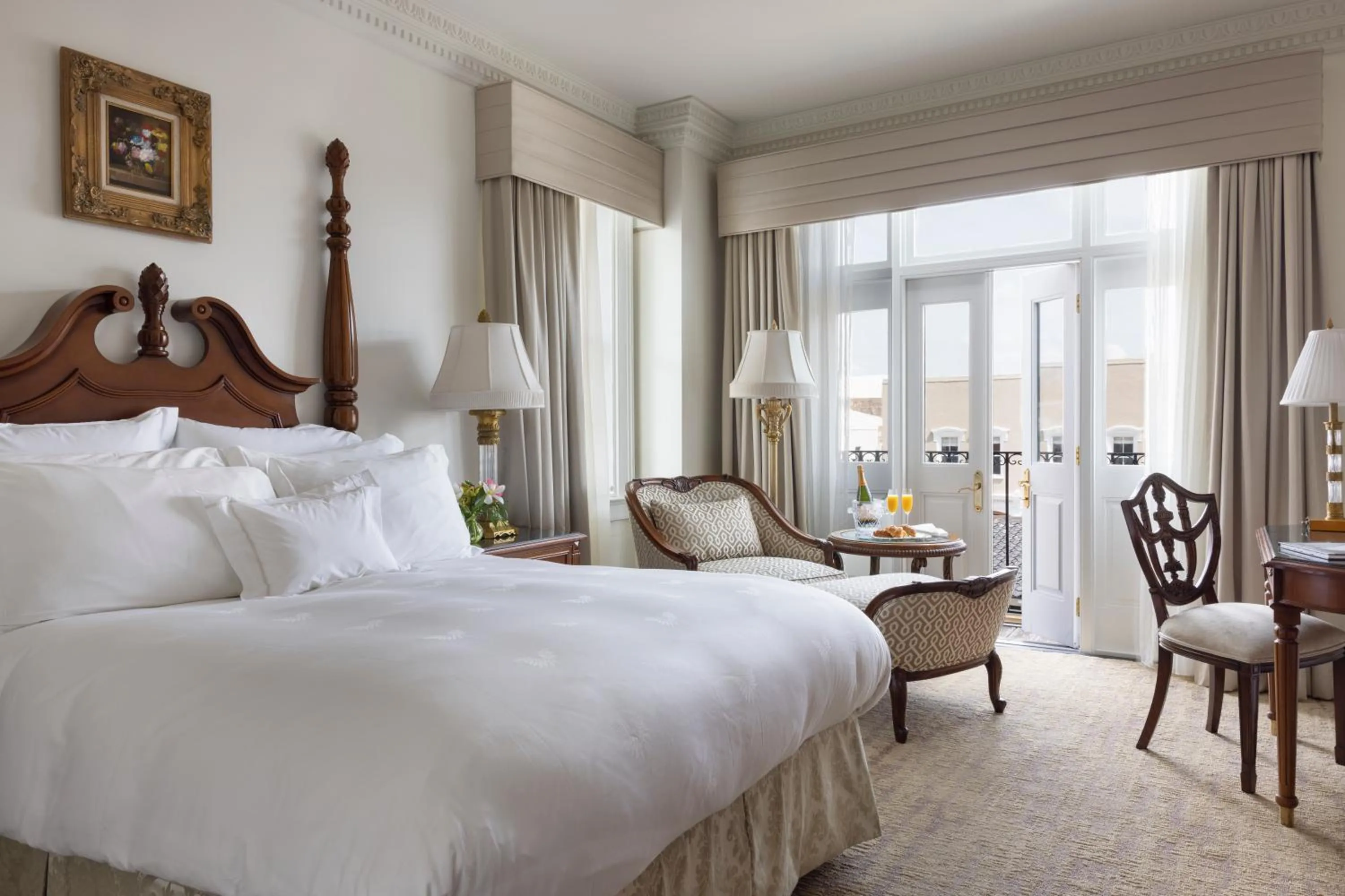 Bed in Market Pavilion Hotel