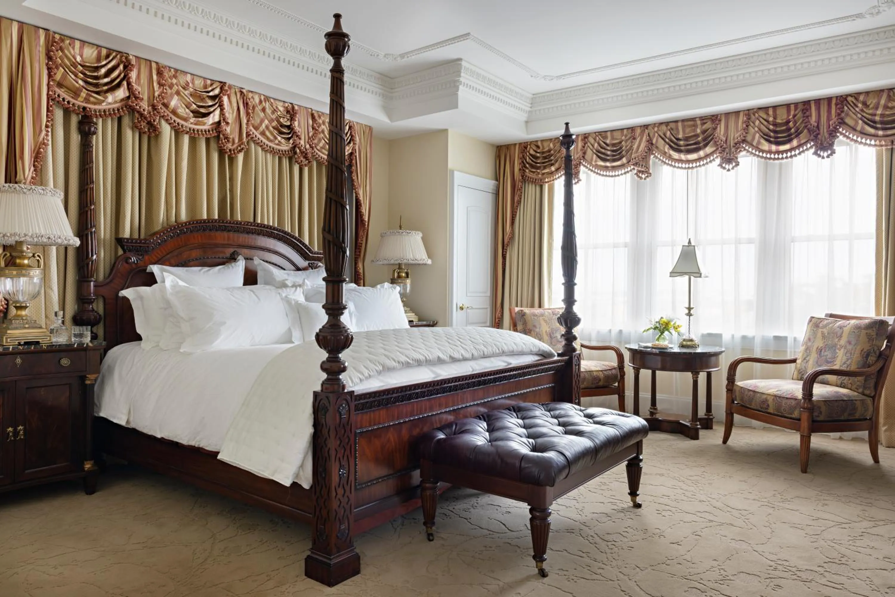 Bed in Market Pavilion Hotel