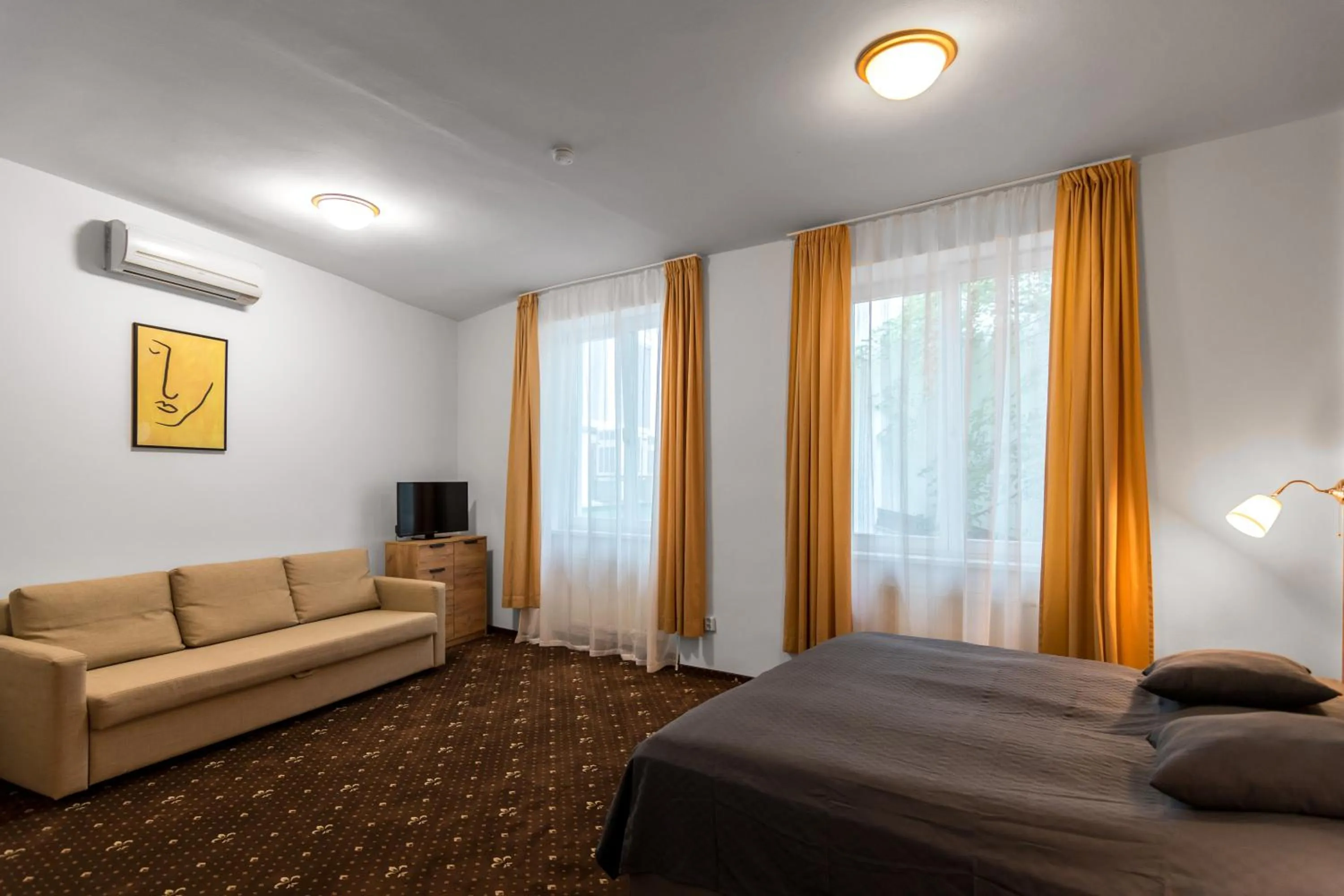 Photo of the whole room, Bed in Hotel Museum