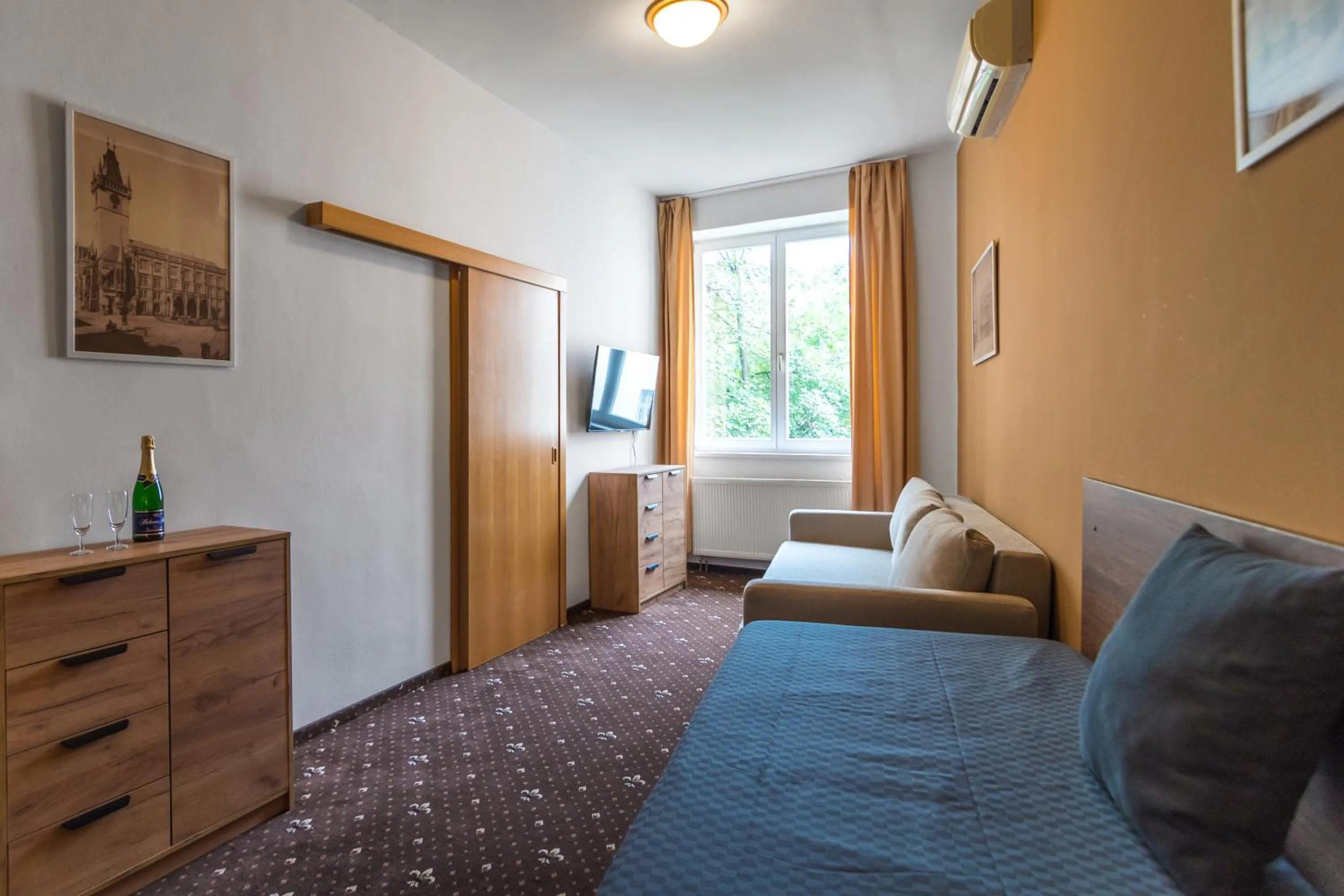 Seating area, Bed in Hotel Museum