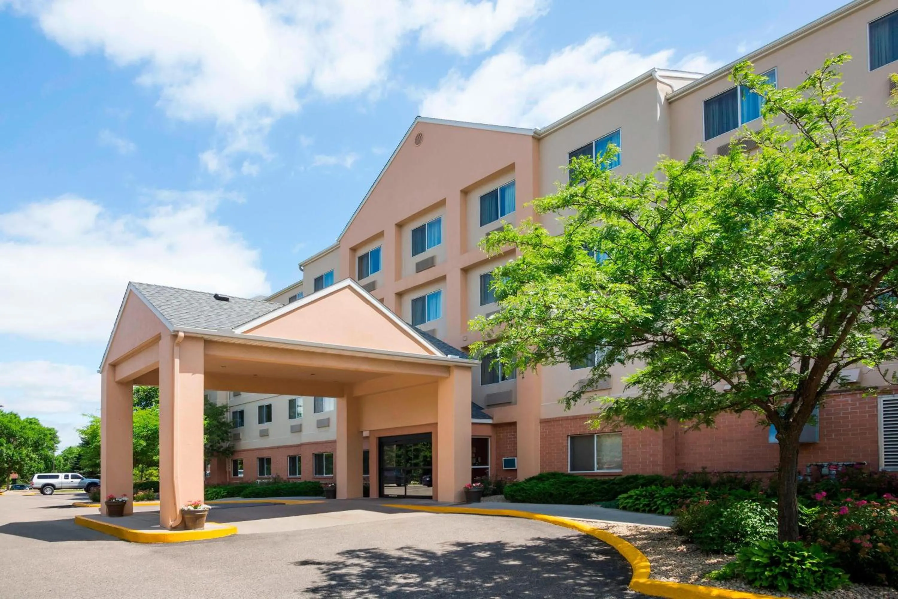 Property building in Fairfield Inn & Suites Minneapolis-St. Paul Airport
