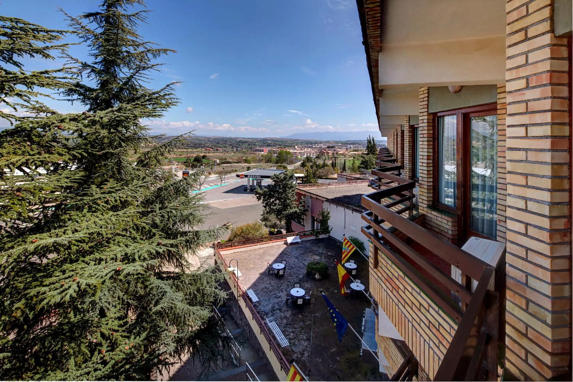 Garden view in Hotel Rey Sancho Ramírez Somontano SL
