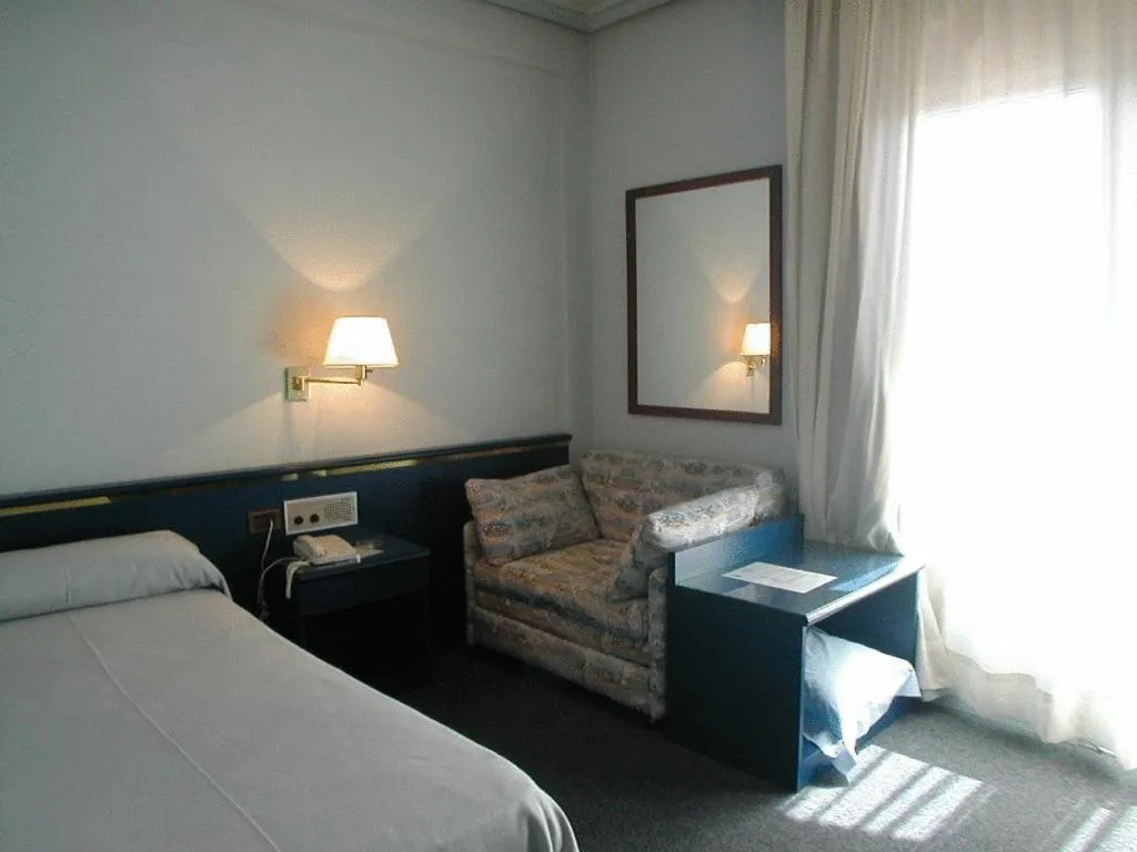 Photo of the whole room, Bed in Hotel Rey Sancho Ramírez Somontano SL