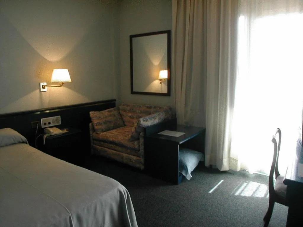 Photo of the whole room, Bed in Hotel Rey Sancho Ramírez Somontano SL