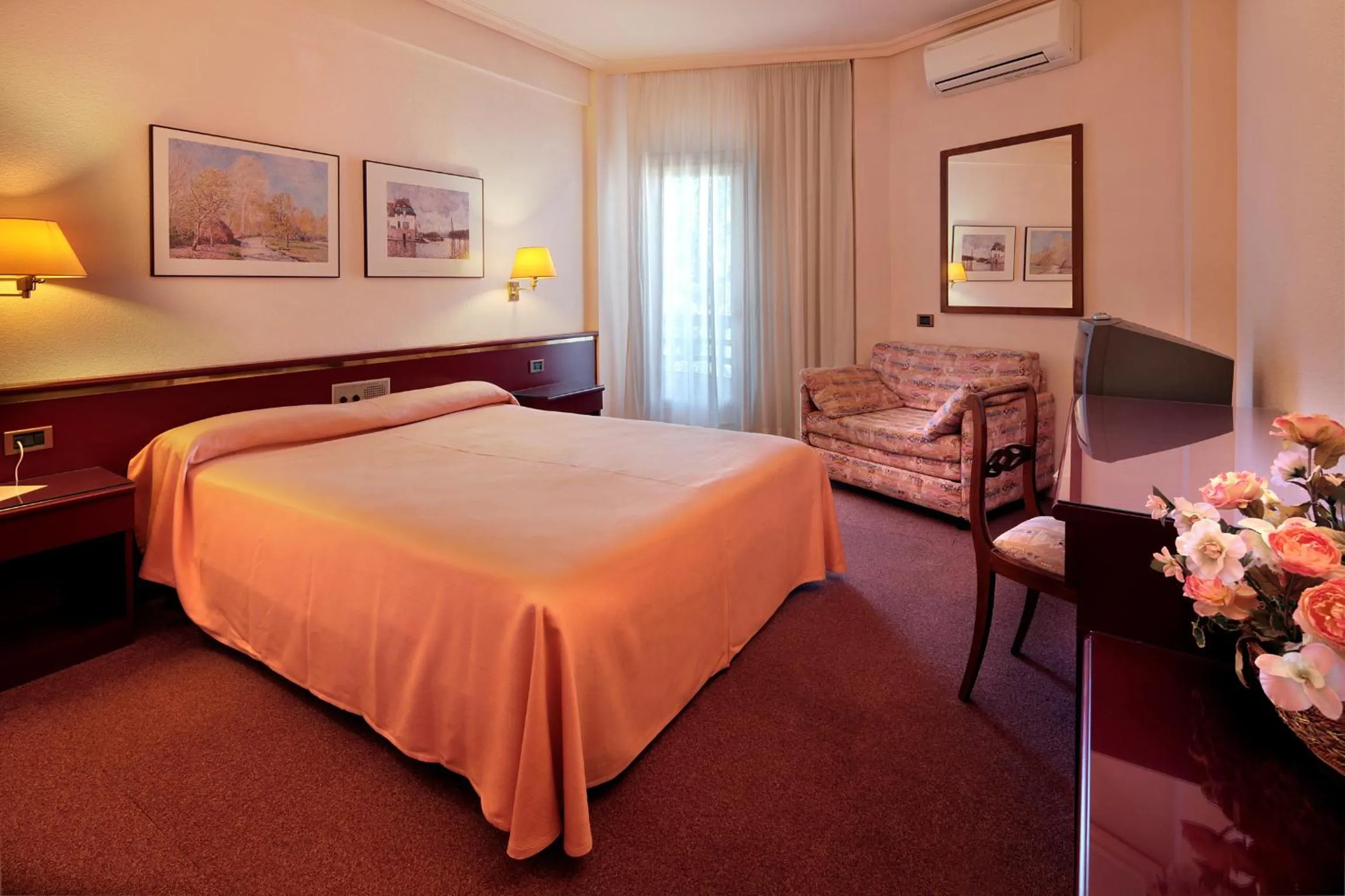 Day, Bed in Hotel Rey Sancho Ramírez Somontano SL