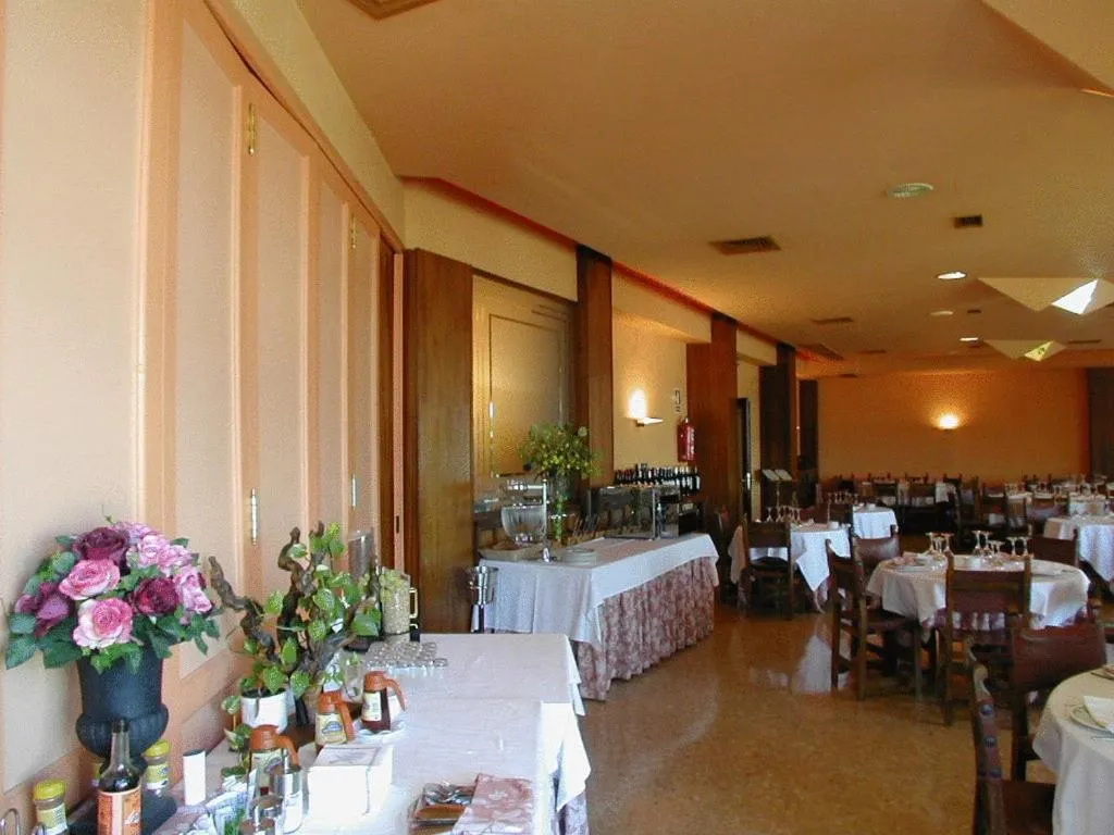 Restaurant/places to eat in Hotel Rey Sancho Ramírez Somontano SL