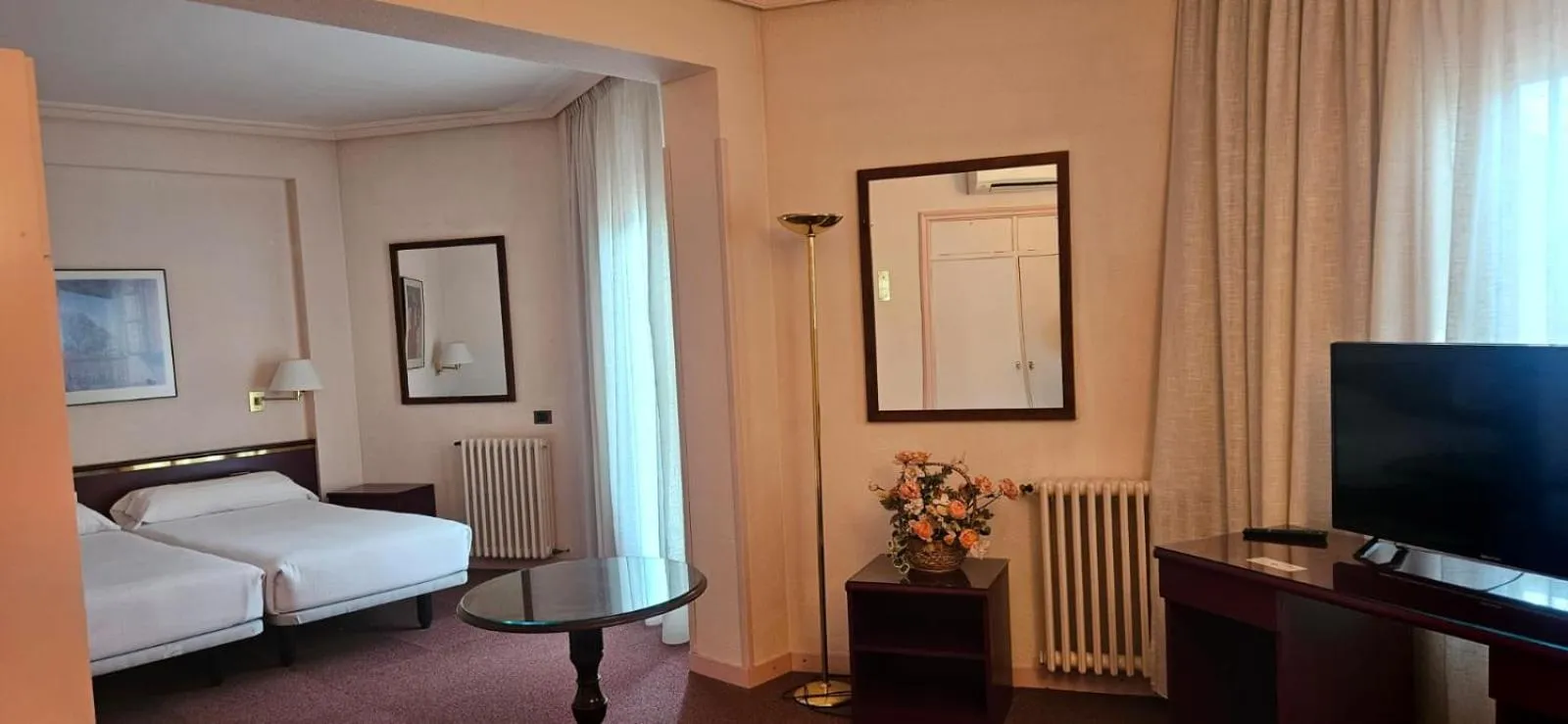 Bed in Hotel Rey Sancho Ramírez Somontano SL