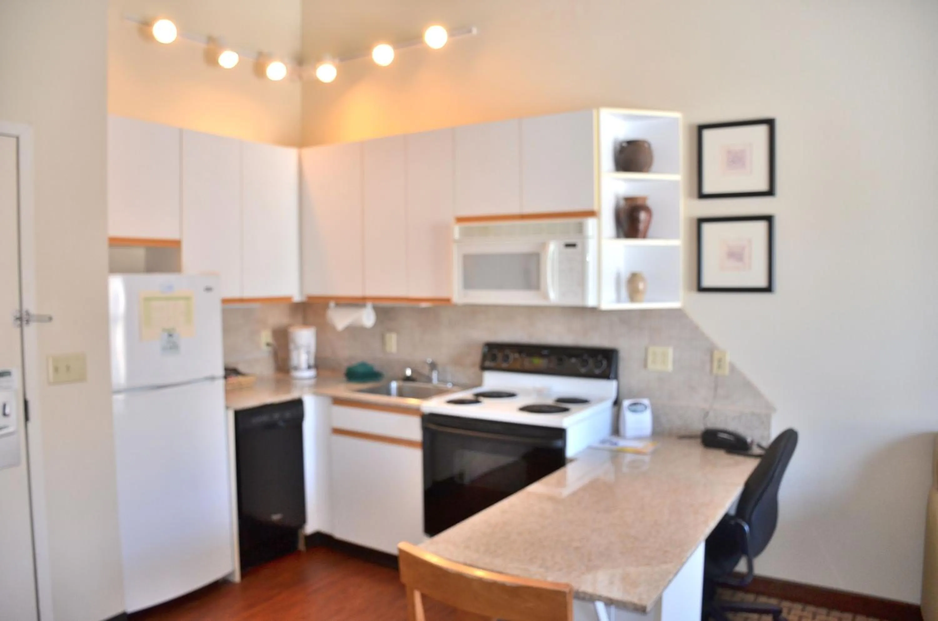 Kitchen or kitchenette in Cresthill Suites Syracuse