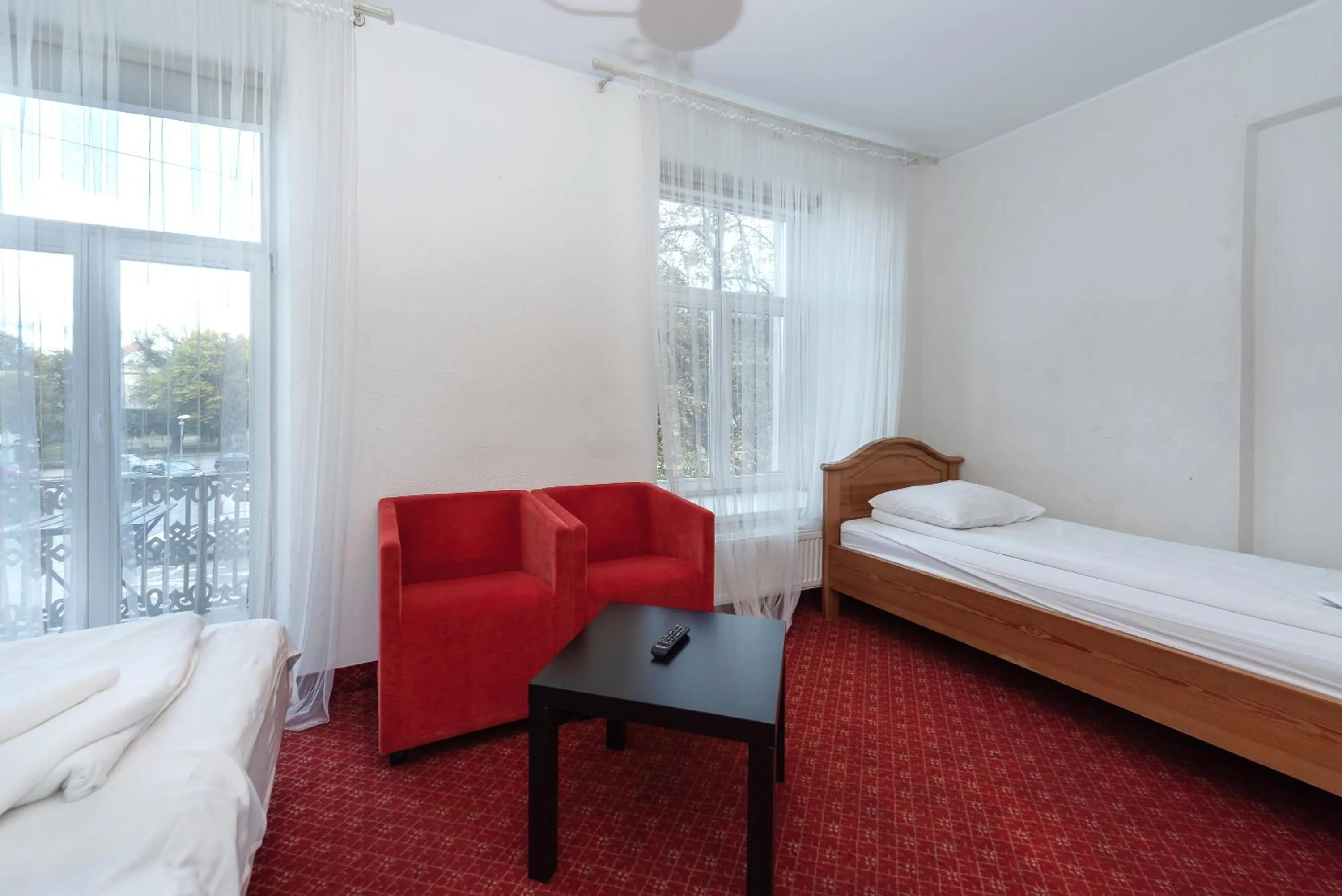 Seating area, Bed in Alexa Old Town