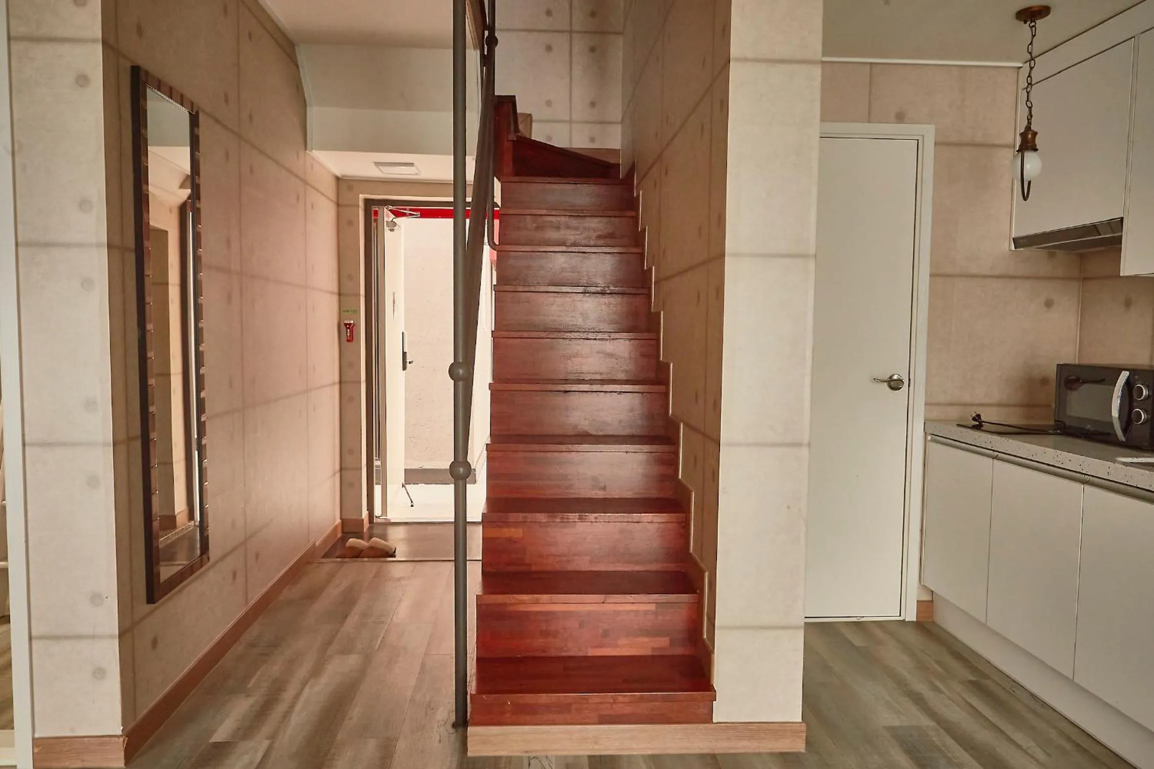 Photo of the whole room in Guest 145