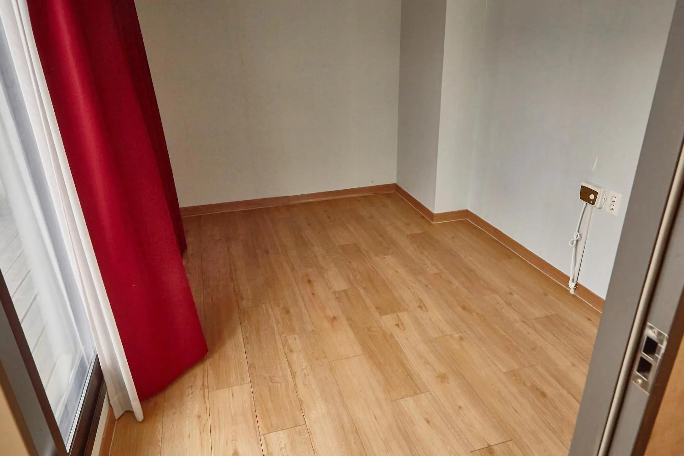 Photo of the whole room in Guest 145