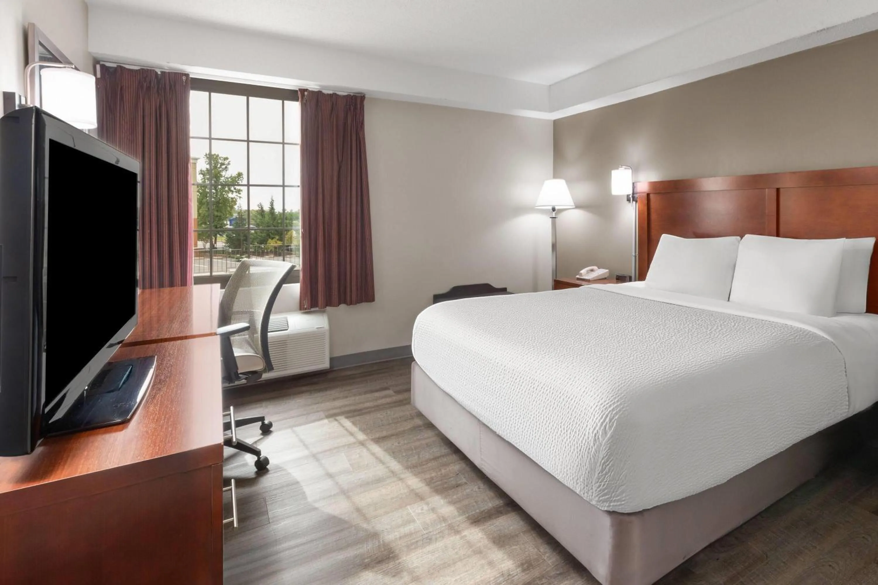 Photo of the whole room, Bed in Days Inn by Wyndham Dumfries Quantico