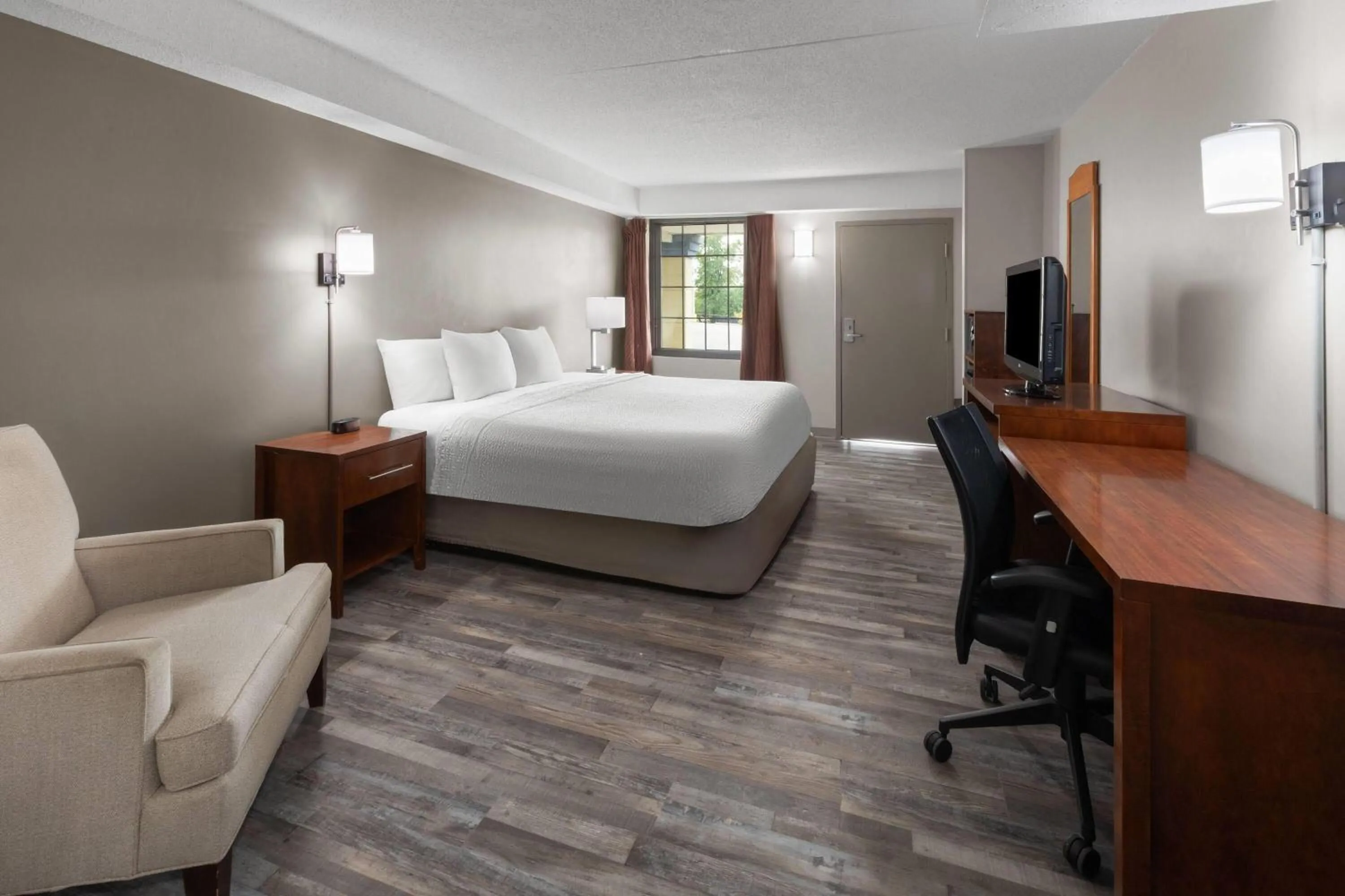 Photo of the whole room, Bed in Days Inn by Wyndham Dumfries Quantico