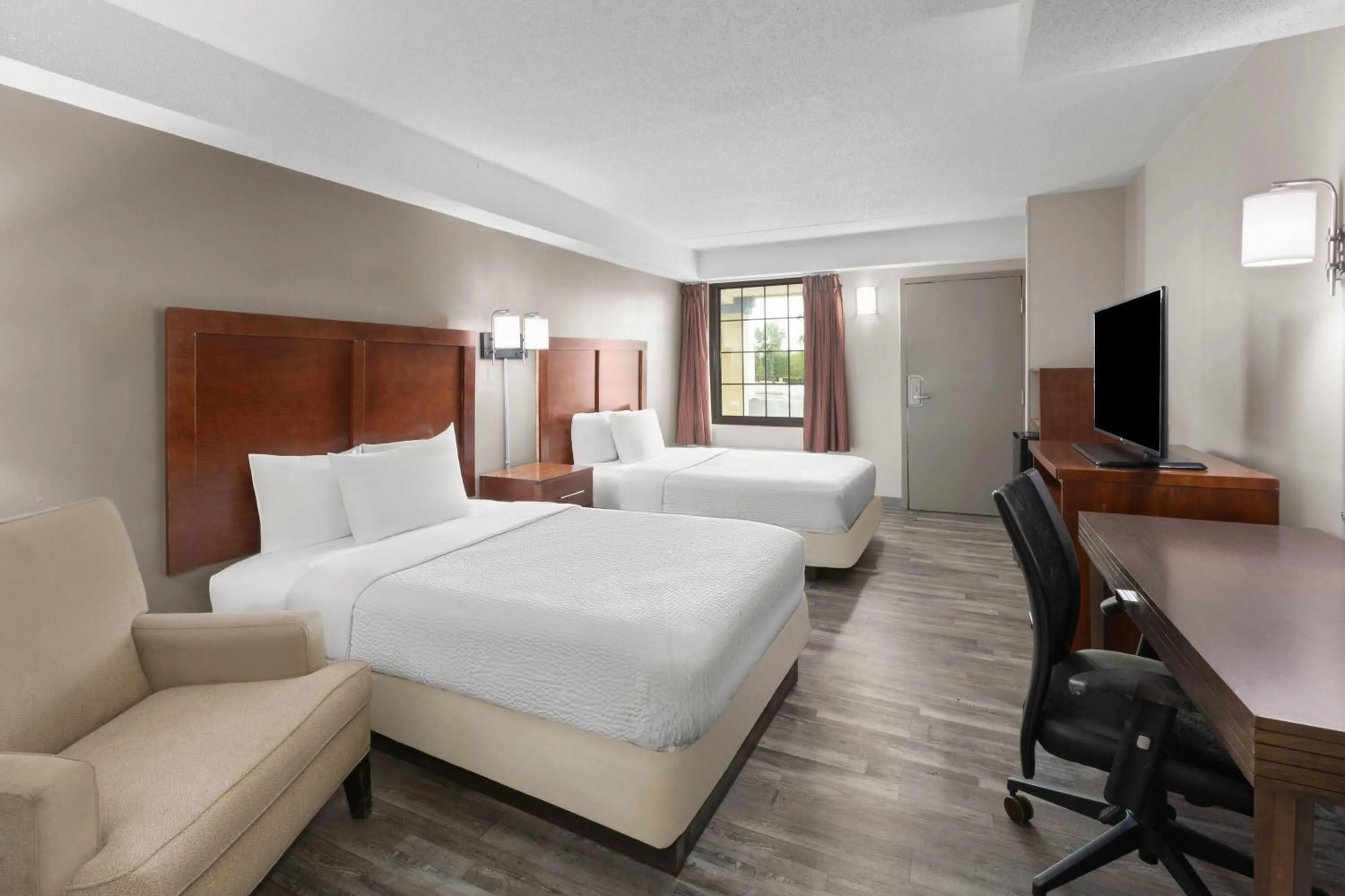 Photo of the whole room, Bed in Days Inn by Wyndham Dumfries Quantico