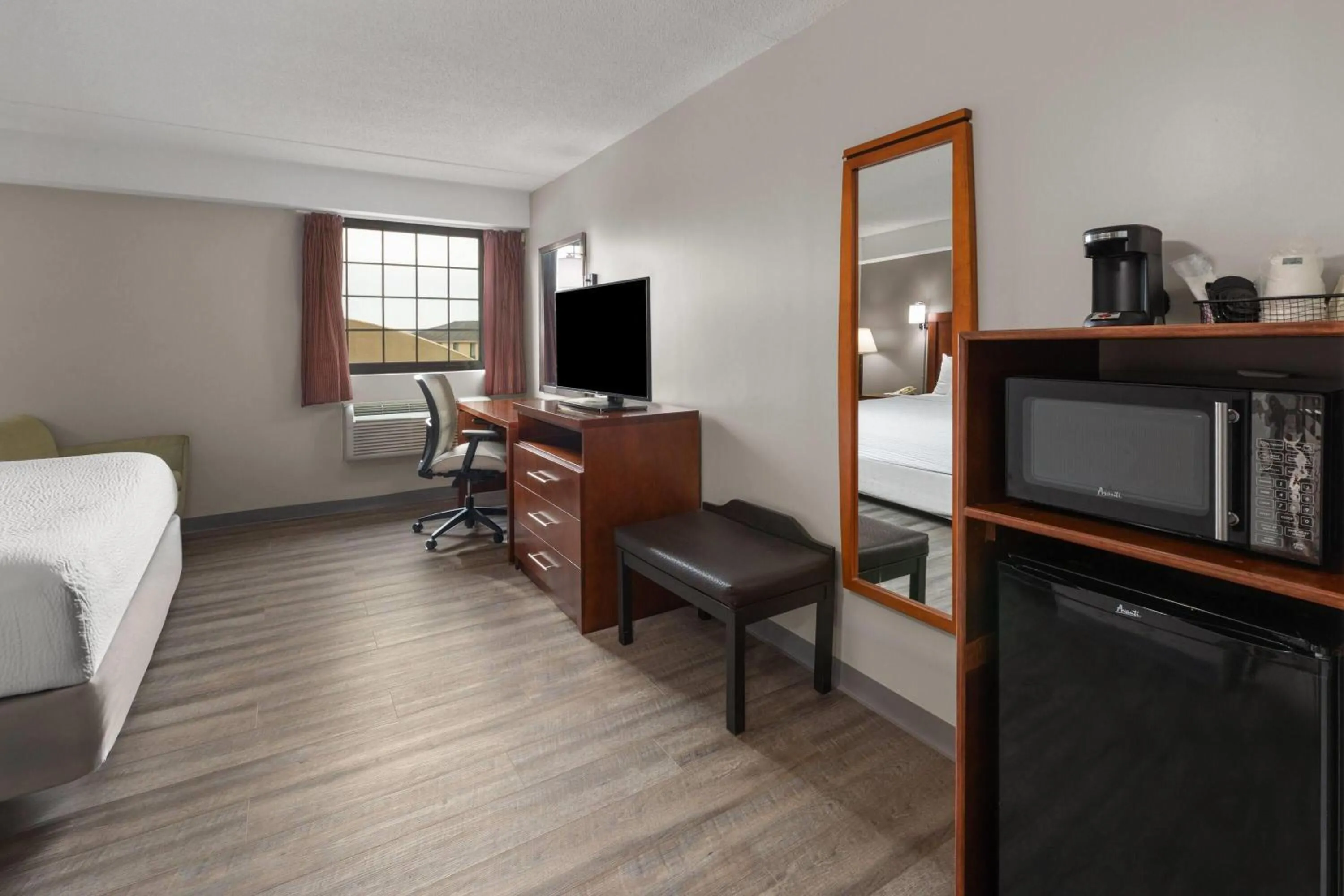 Photo of the whole room, Bed in Days Inn by Wyndham Dumfries Quantico