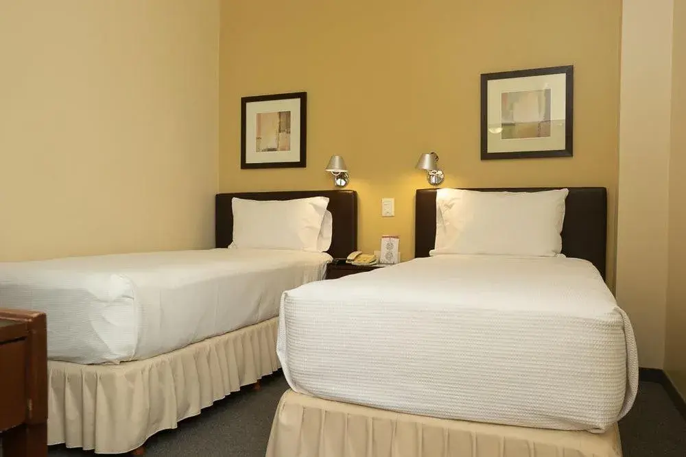 Twin Room - single occupancy in Austral Express Twin Room - single occupancy in Austral Express