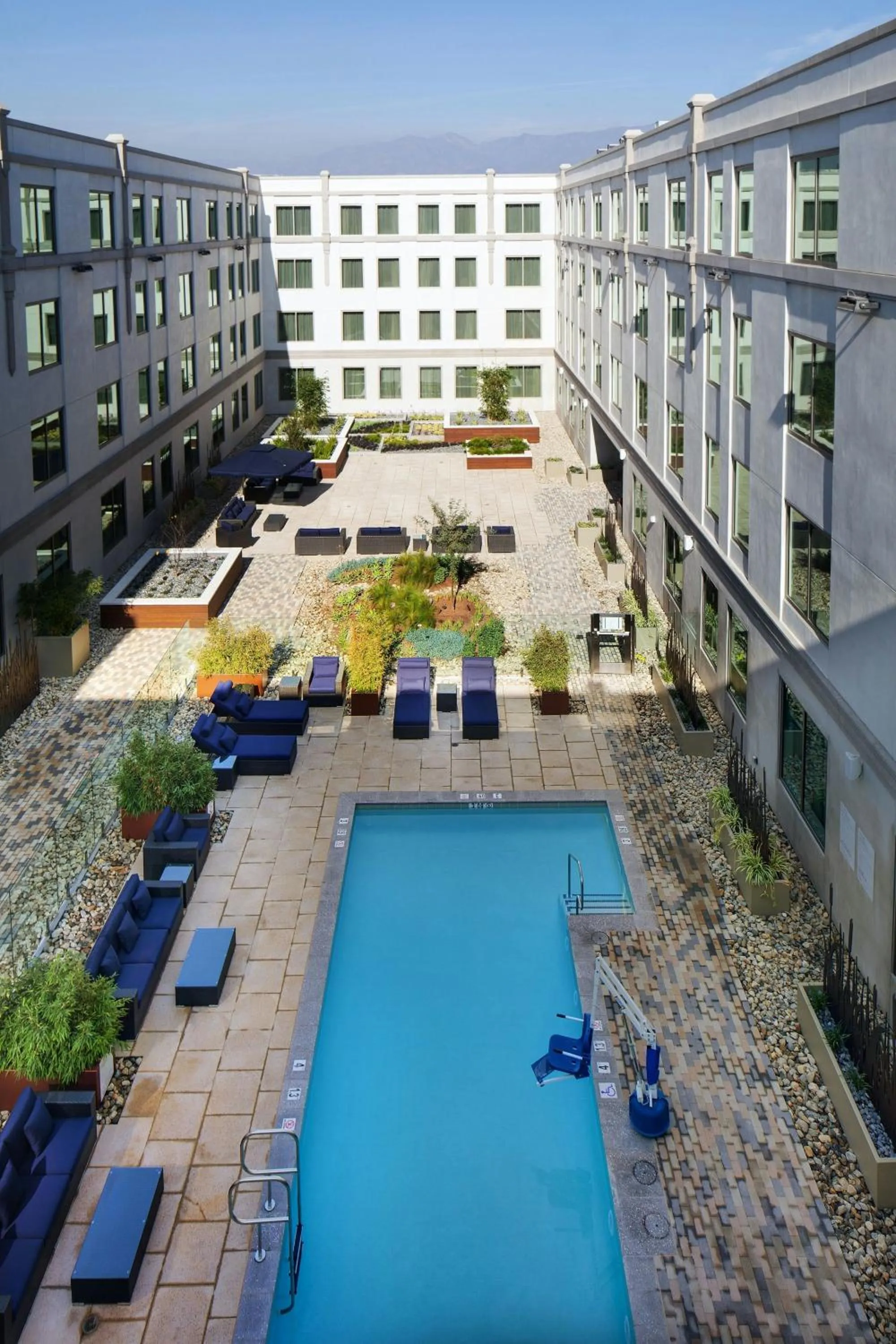 Swimming pool in Sheraton Los Angeles San Gabriel