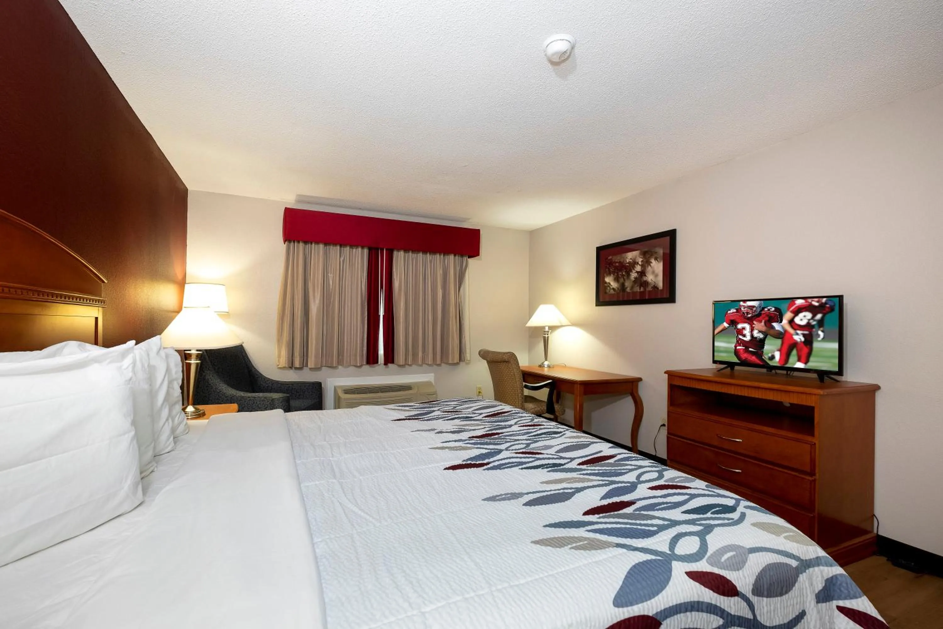 Deluxe King Room - Non-Smoking in Red Roof Inn Fulton