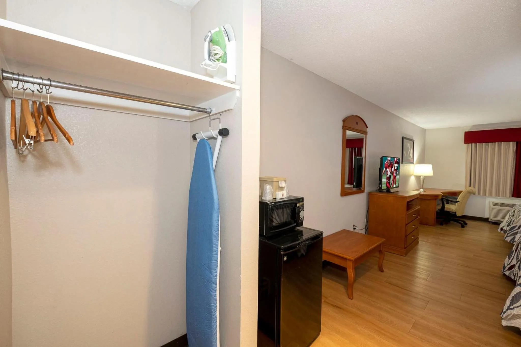 Superior King Room - Non-Smoking in Red Roof Inn Fulton